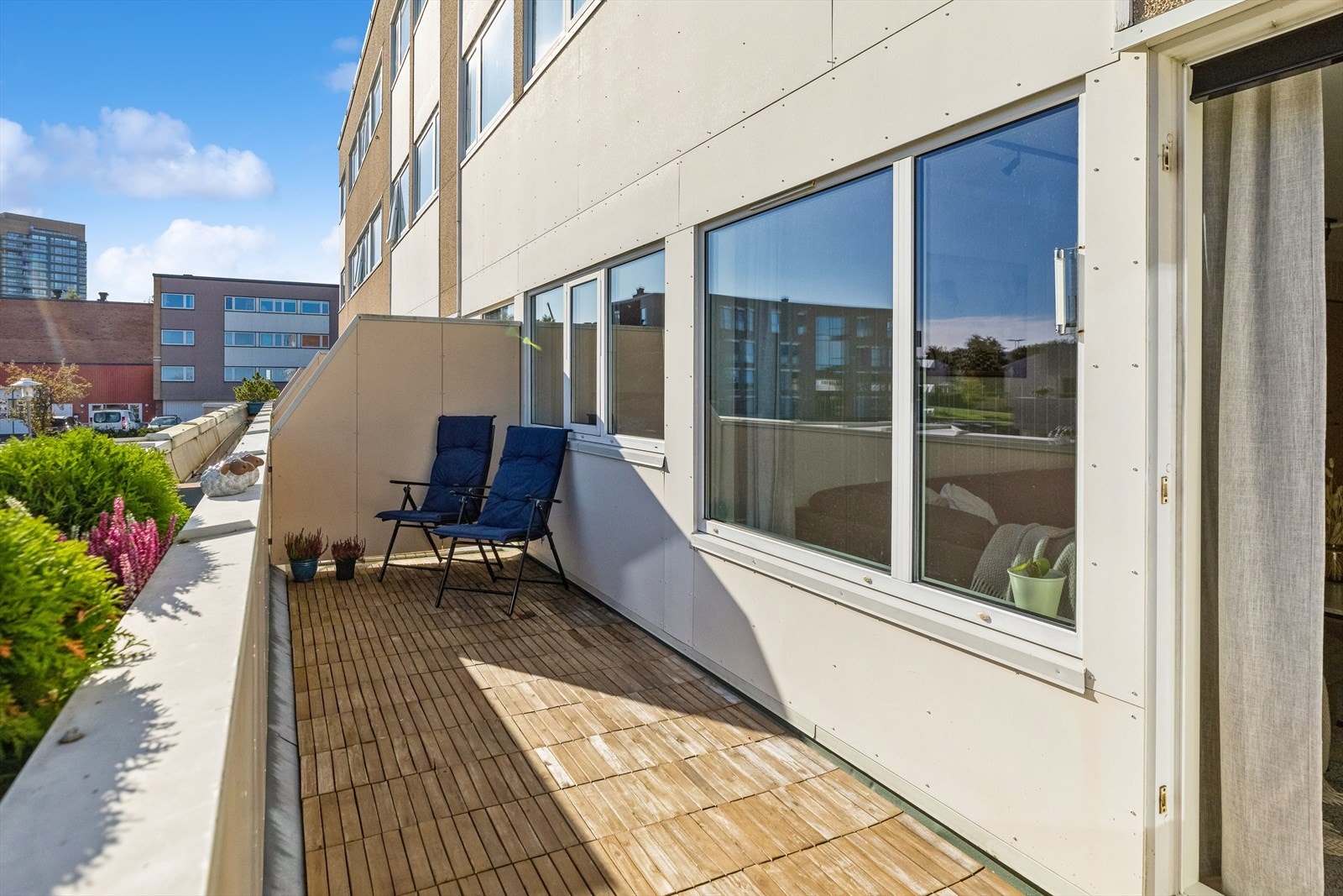 På balkongen er det fantastiske solforhold fra morgen til ettermiddag, et utmerket sted å nyte morgenkaffen eller frokosten! Galleribilde