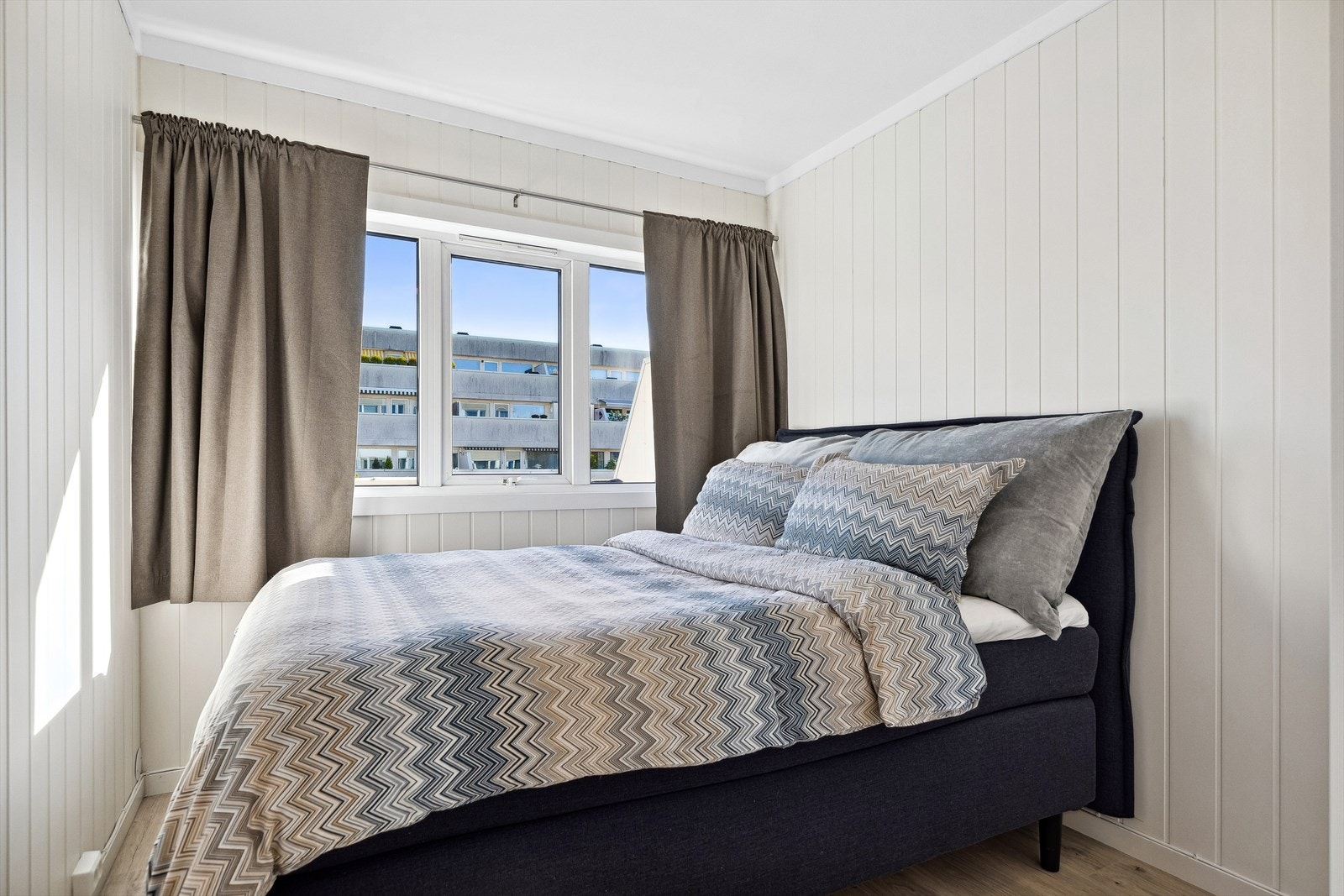 Leiligheten har opprinnelig ett soverom. Soverommet er avdelt til soverom i tillegg til en praktisk walk-in-garderobe. På soverommet er det god plass til både dobbeltseng og garderobeløsning. Galleribilde