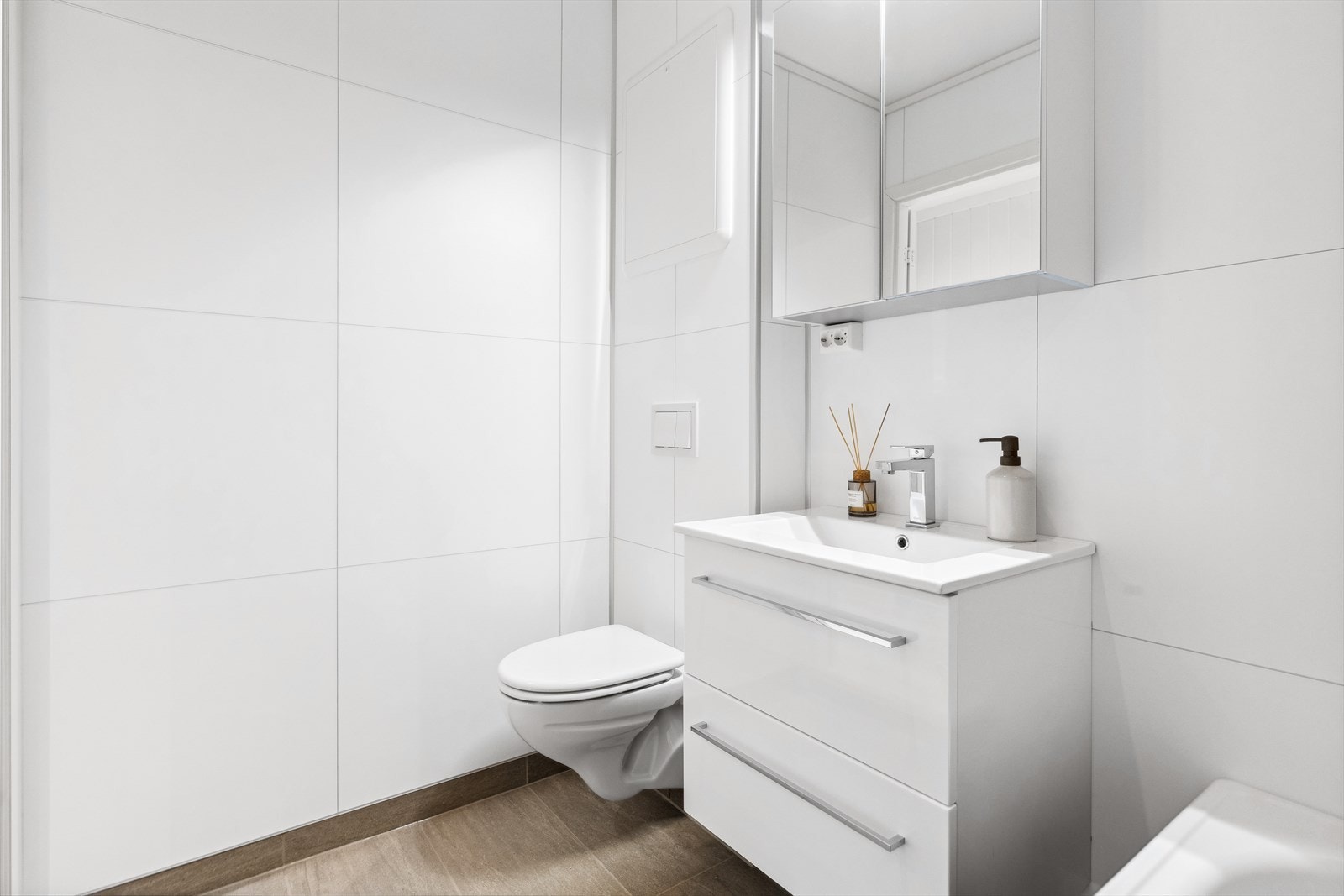 Baderommet er pusset opp i januar 2024, og fremstår svært stilrent, med nøytrale farge- og materialvalg. Galleribilde