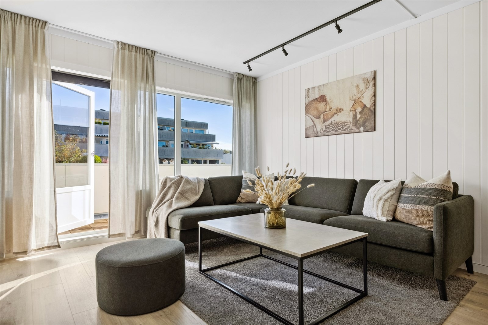 Fra stuen er det direkte utgang til en privat og lun balkong på 14m². Galleribilde