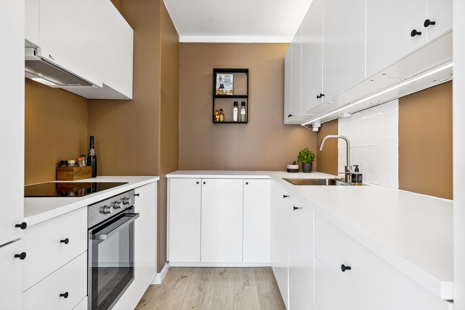 Kjøkkenet ble pusset opp i 2021 og fremstår moderne med delikate farger og rikelig plass til oppbevaring i både over- og underskap. Galleribilde