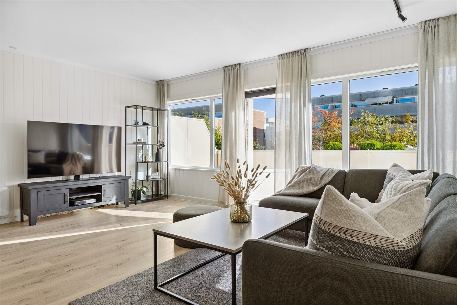 De store vindusflatene sørger for godt med naturlig lysinnslipp, samtidig som de skaper en større romfølelse. Galleribilde