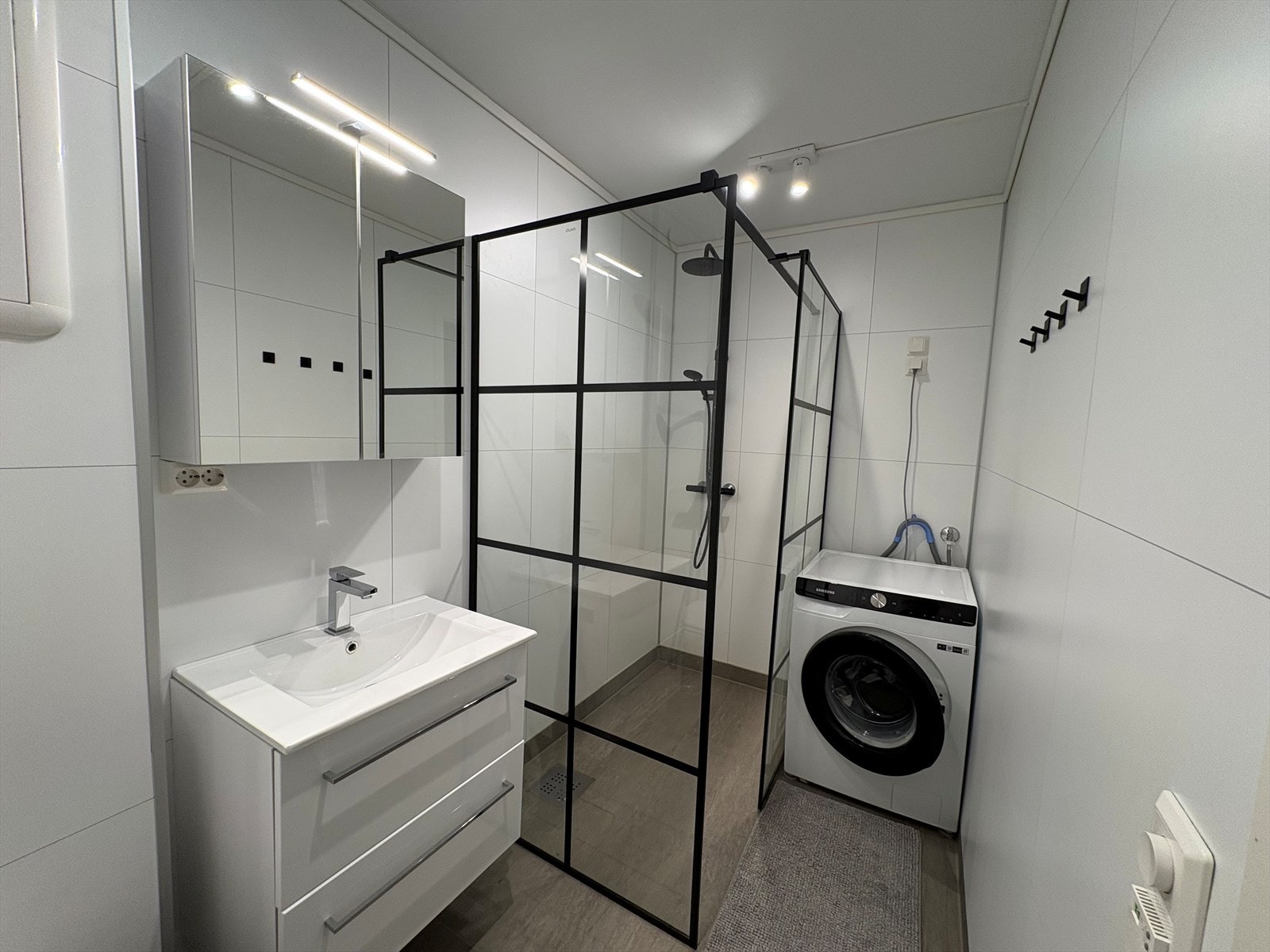 Her er det opplegg for vaskemaskin, vegghengt toalett, servant med underskuffer, overskap med speil og dusj med regndusj. Privat bilde av selger. Galleribilde