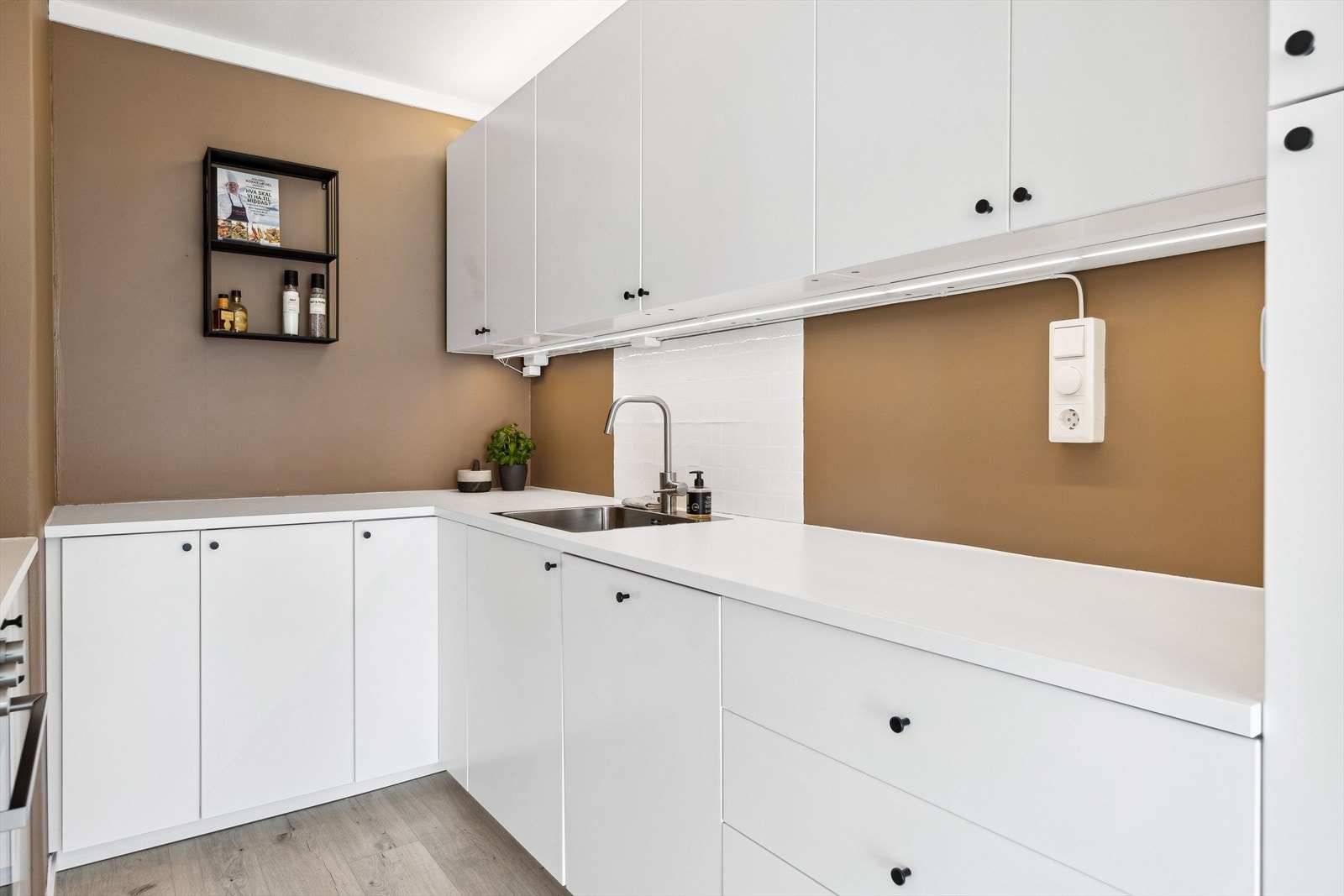 Kjøkkenet har fått TG1 av takstmann. Av integrerte hvitevarer er det kombiskap, oppvaskmaskin, platetopp, stekeovn og ventilator. Galleribilde