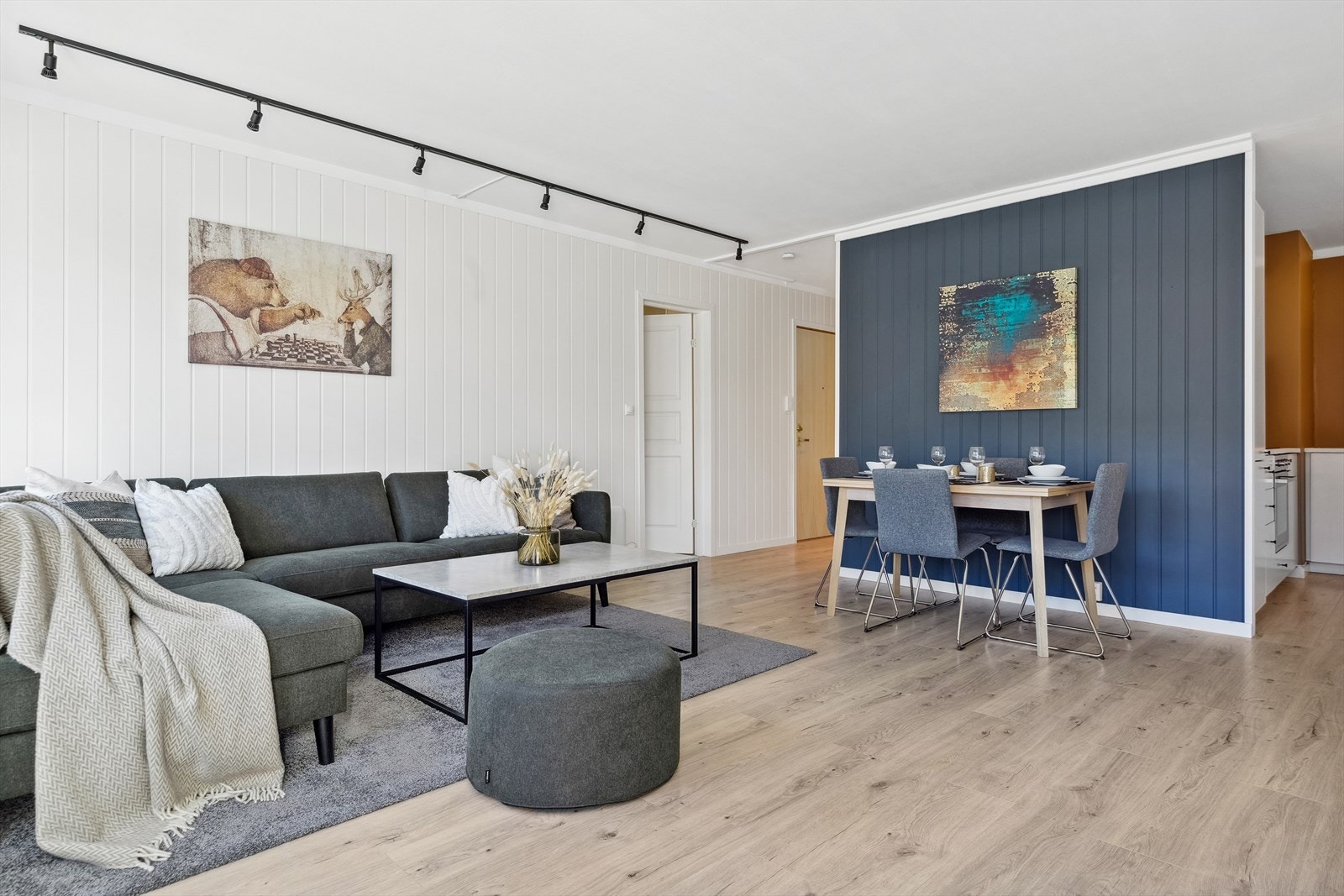 Rett ved kjøkkenet er det god plass til en spisegruppe hvor venner og familie kan inviteres til en hyggelig middag. Galleribilde