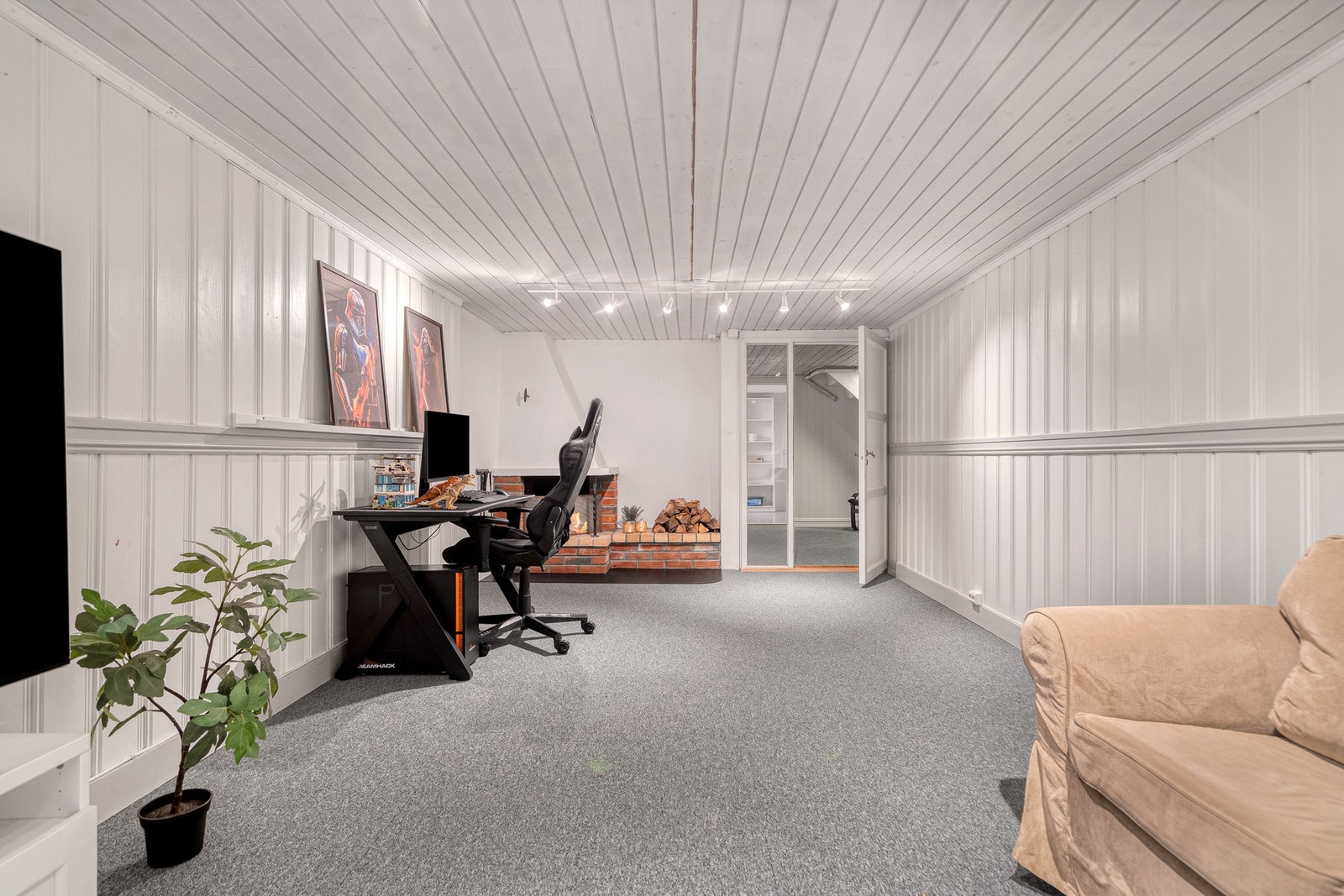 Kjelleren byr på flere rom med gode lagringsmuligheter, i tillegg til en egen kjellerstue - perfekt som ungdomsrom, TV-stue eller ekstra oppholdsrom. Galleribilde