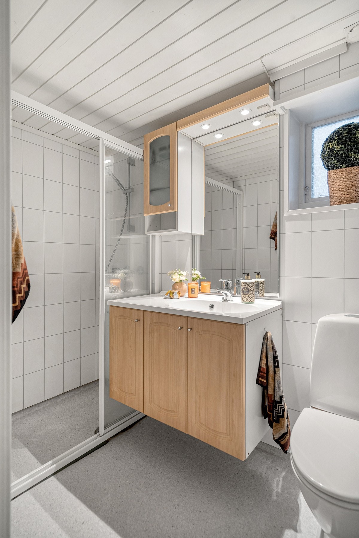 Bad nummer to ligger i kjeller og er utstyrt med toalett, servant med oppbevaring, speil med belysning og dusj. Vaskerommet er også praktisk plassert i kjelleren. Galleribilde