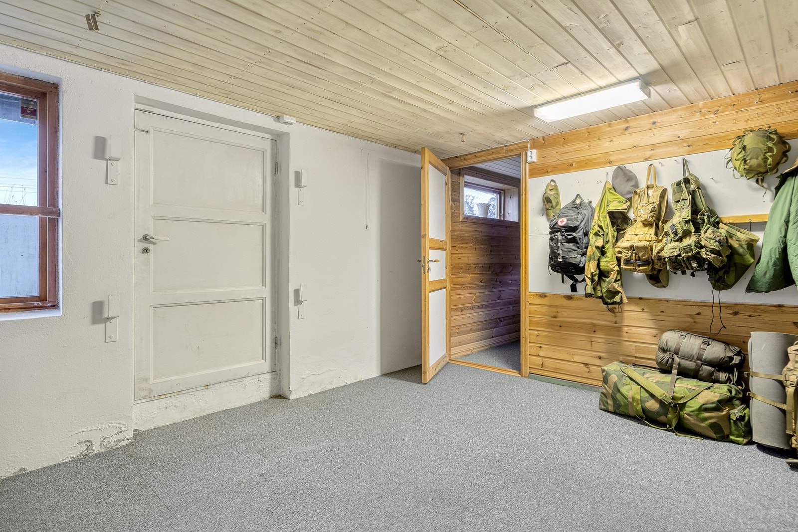 Egen inngang til kjeller Galleribilde