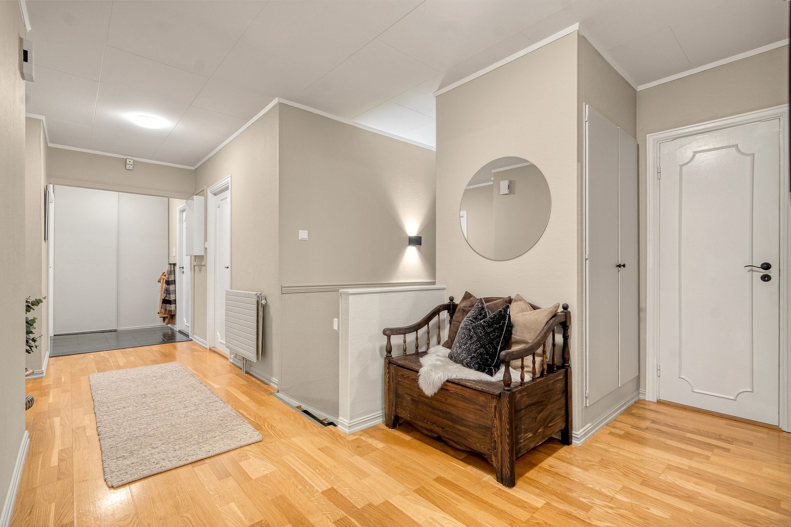 Boligen ønsker deg velkommen med en lys og romslig entré med garderobeskap med skyvedører, samt plass til knagger og oppbevaringsmøbler. Fliser på gulv og et tidløst fargevalg gir et svært godt førsteinntrykk. Galleribilde