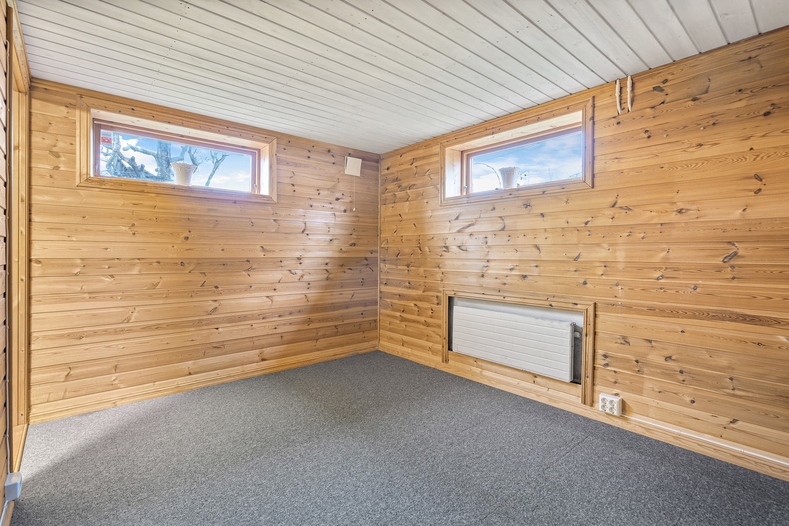 Her finnes også et hobby- og snekkerrom, samt bad og vaskerom, noe som gjør etasjen både funksjonell og svært anvendelig. Galleribilde