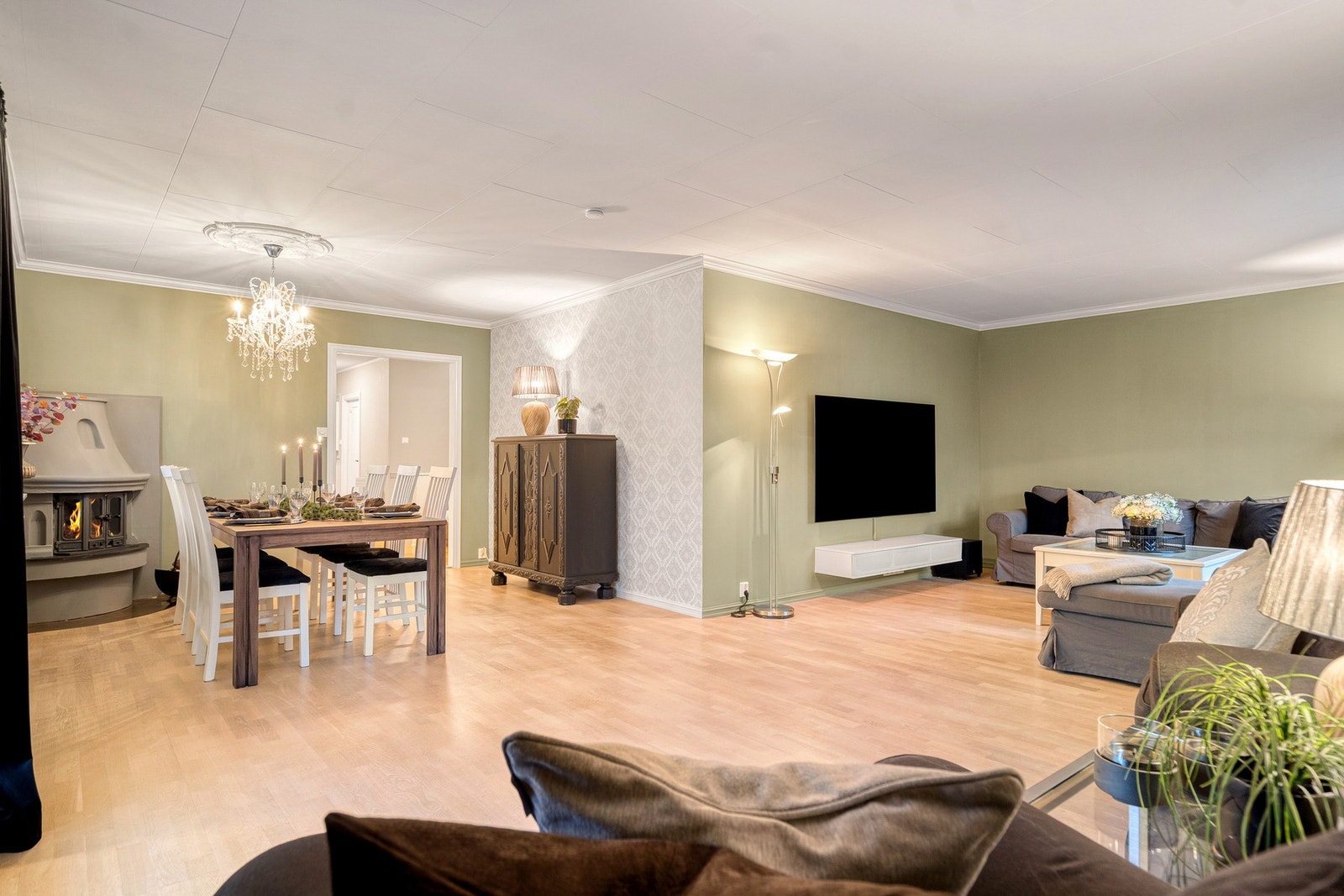 Spisestuen ligger naturlig plassert ved peisen i åpen løsning med stuen - en perfekt ramme for hyggelige måltider og sosiale sammenkomster. Galleribilde