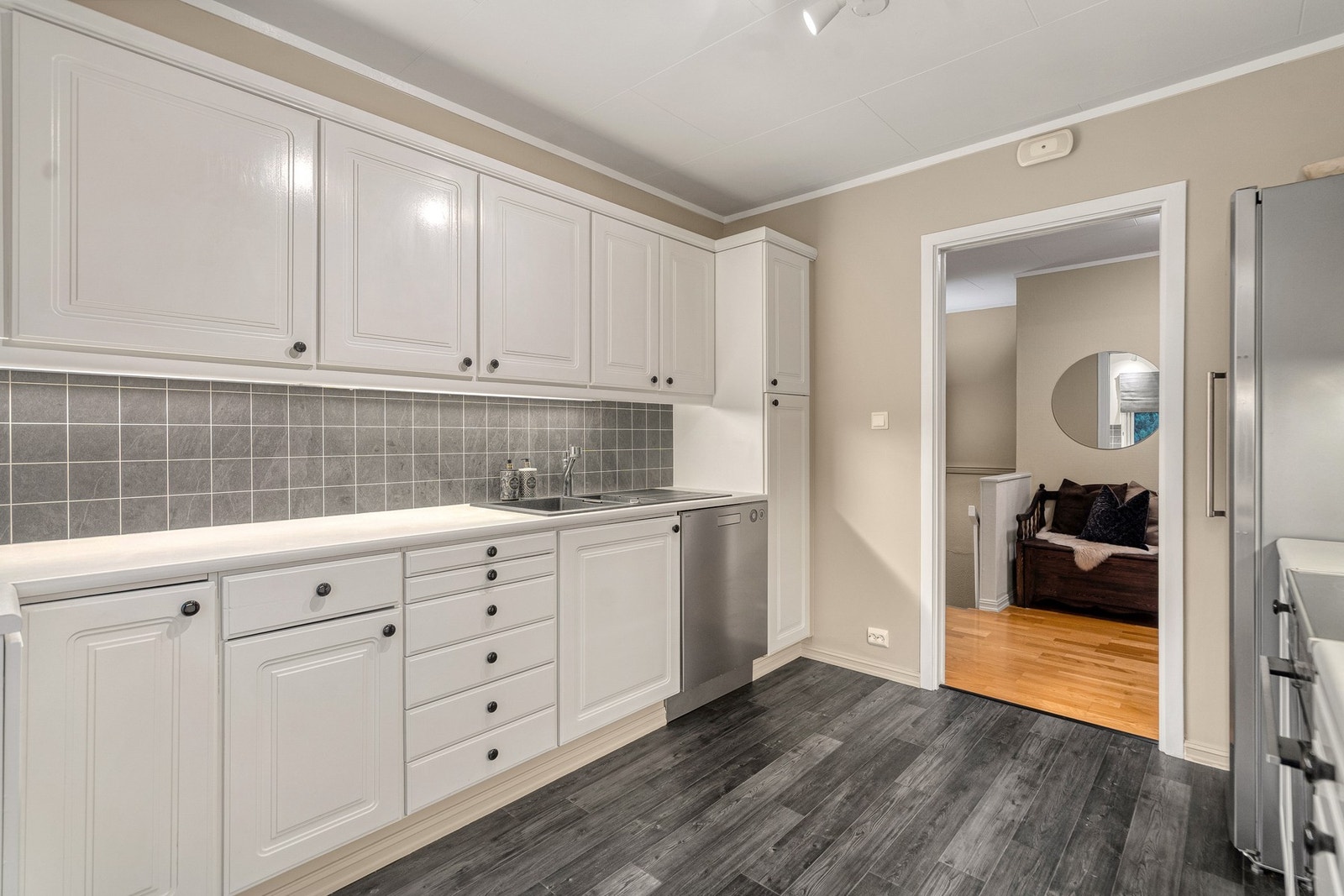 Den tidløse innredningen med profilerte fronter gir et elegant uttrykk, og integrerte hvitevarer følger med. Galleribilde