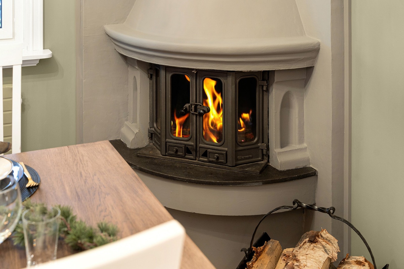 Peisen med innsats gir god varme på kjølige dager, samtidig som den tilfører rommet ekstra stemning året rundt. Galleribilde
