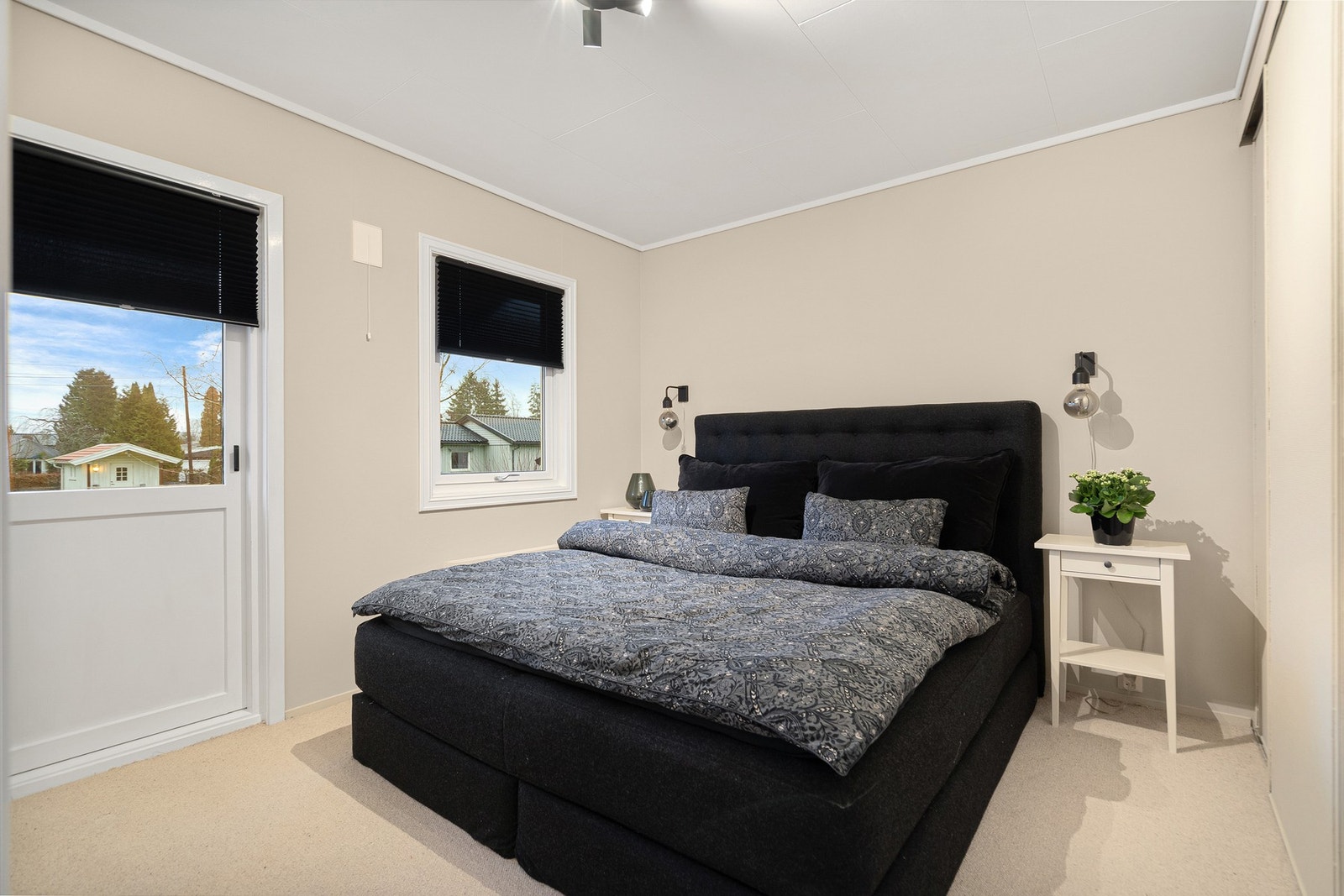 Boligen byr på fire gode soverom med plass til stor seng, nattbord og øvrig møblement. Rikelig med naturlig lys, og lyse overflater kombinert med parkettgulv skaper en rolig og behagelig atmosfære. Galleribilde