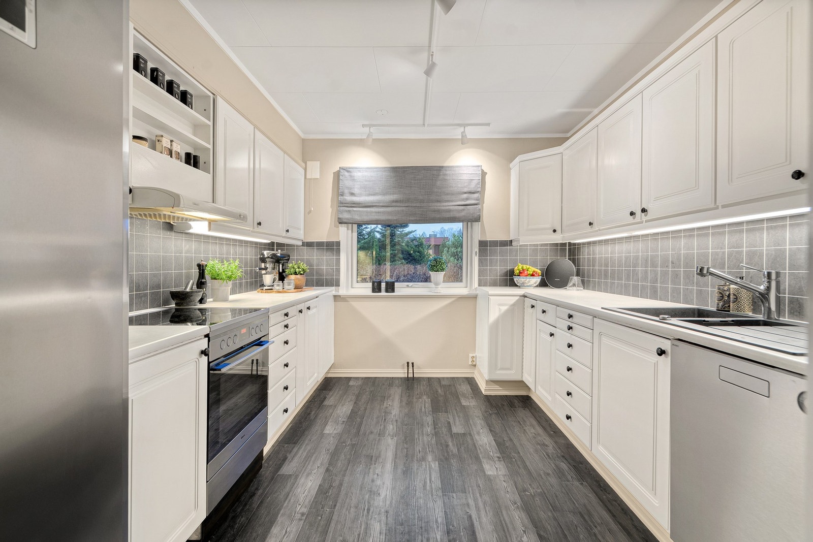 Kjøkkenet har en praktisk og effektiv utforming med rikelig skapplass og gode arbeidsflater. Galleribilde