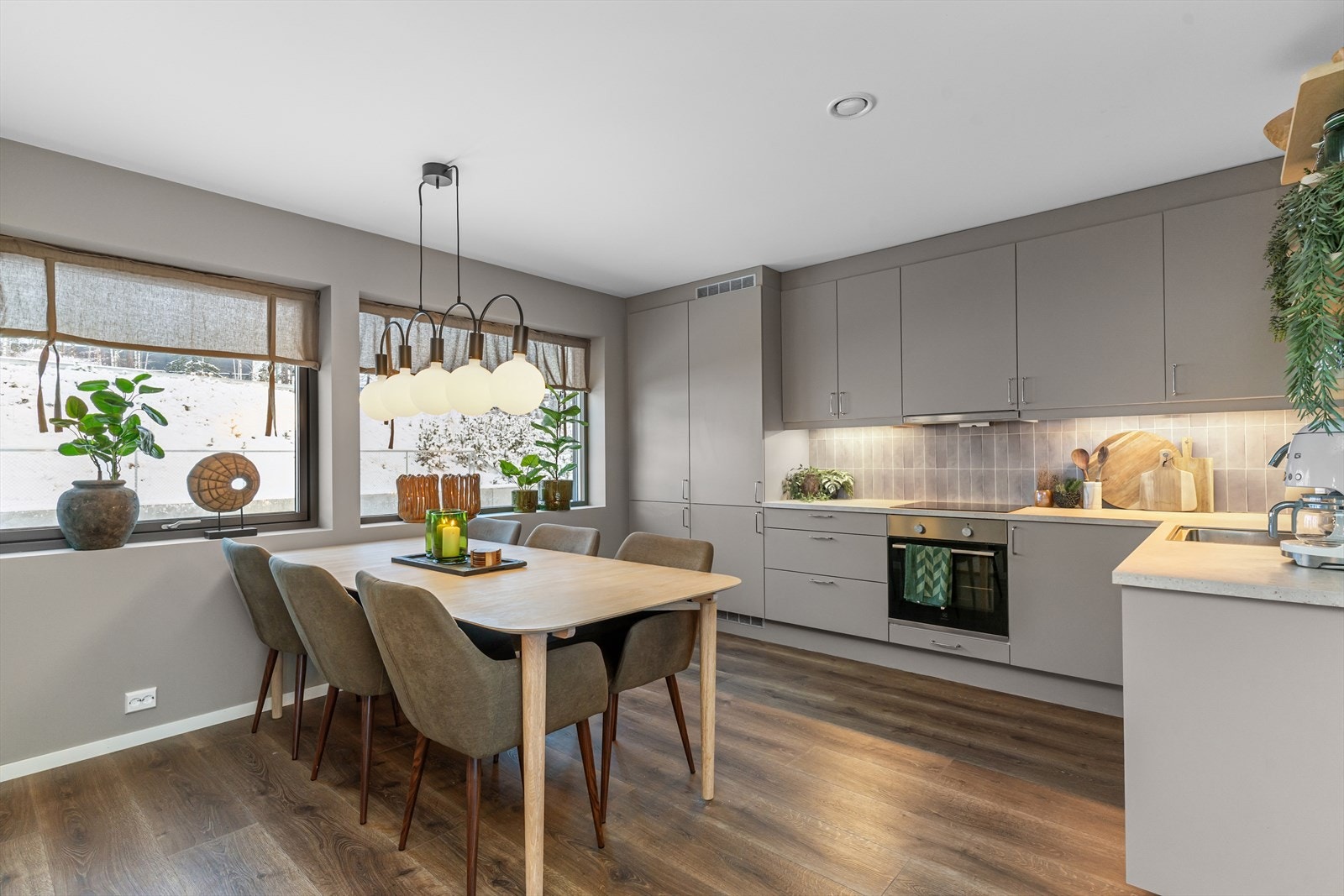 Rommet er dessuten gjennomlyst med vindusflater også mot baksiden av bygget. Galleribilde