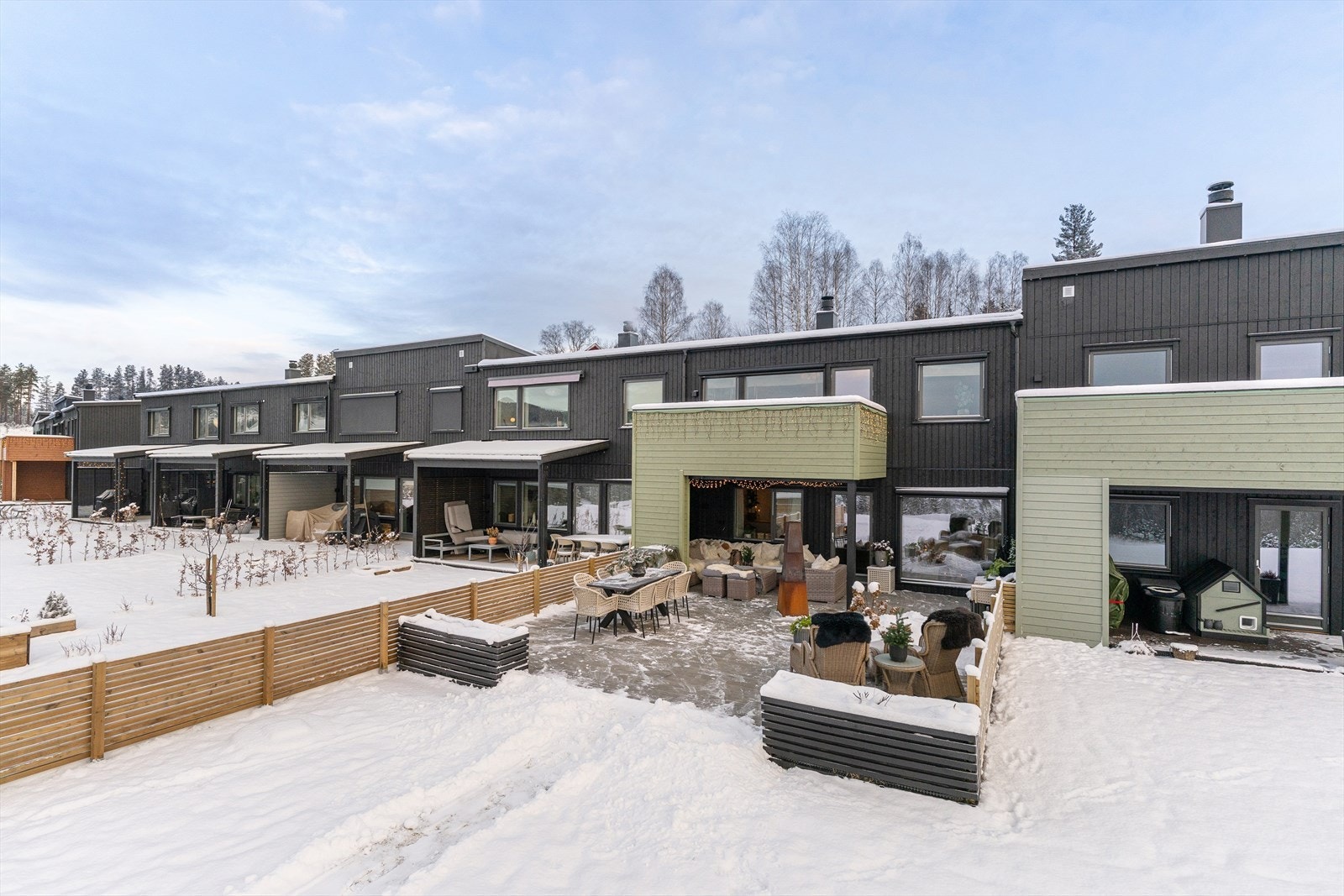 Uteplassene er delt av på en slik måte at hver bolig naturlig disponerer det areal som ligger foran og bak boligen, med unntak av et fellesareal i en stripe ytterst på tomta. Arealet man disponerer er nedfelt i seksjoneringstegningene. Galleribilde