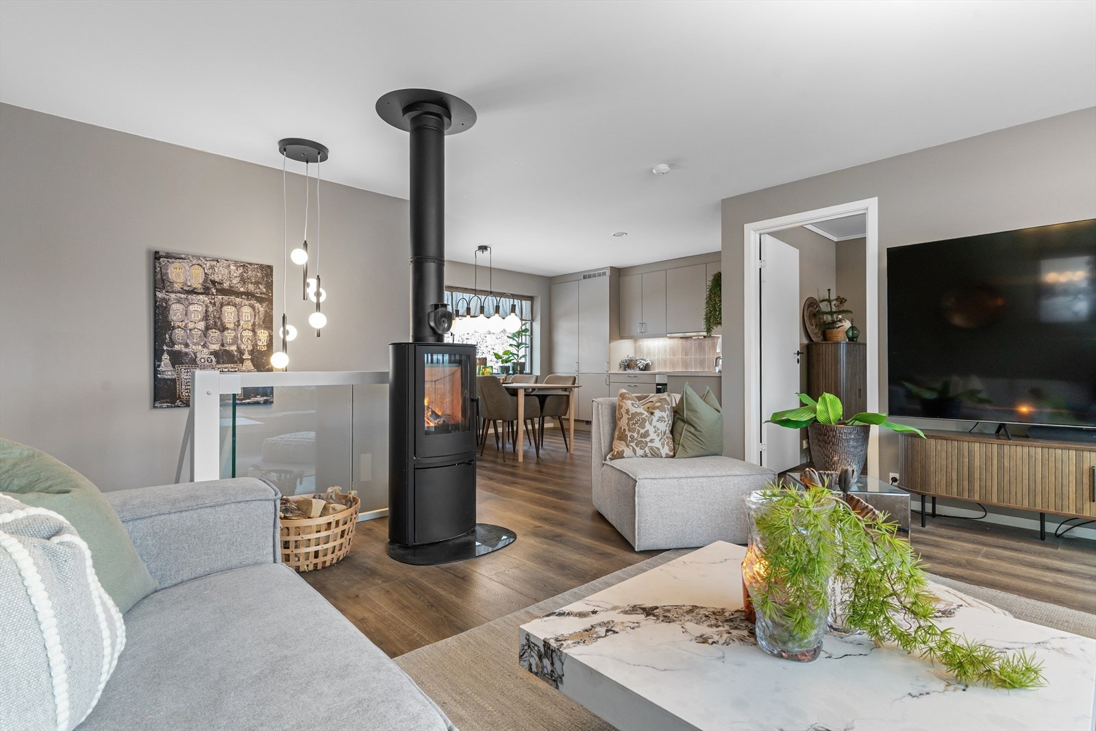 Mellom stue og spisestue/kjøkken er det en halvåpen romløsning som lager en tydelig soneinndeling i boligen. Galleribilde