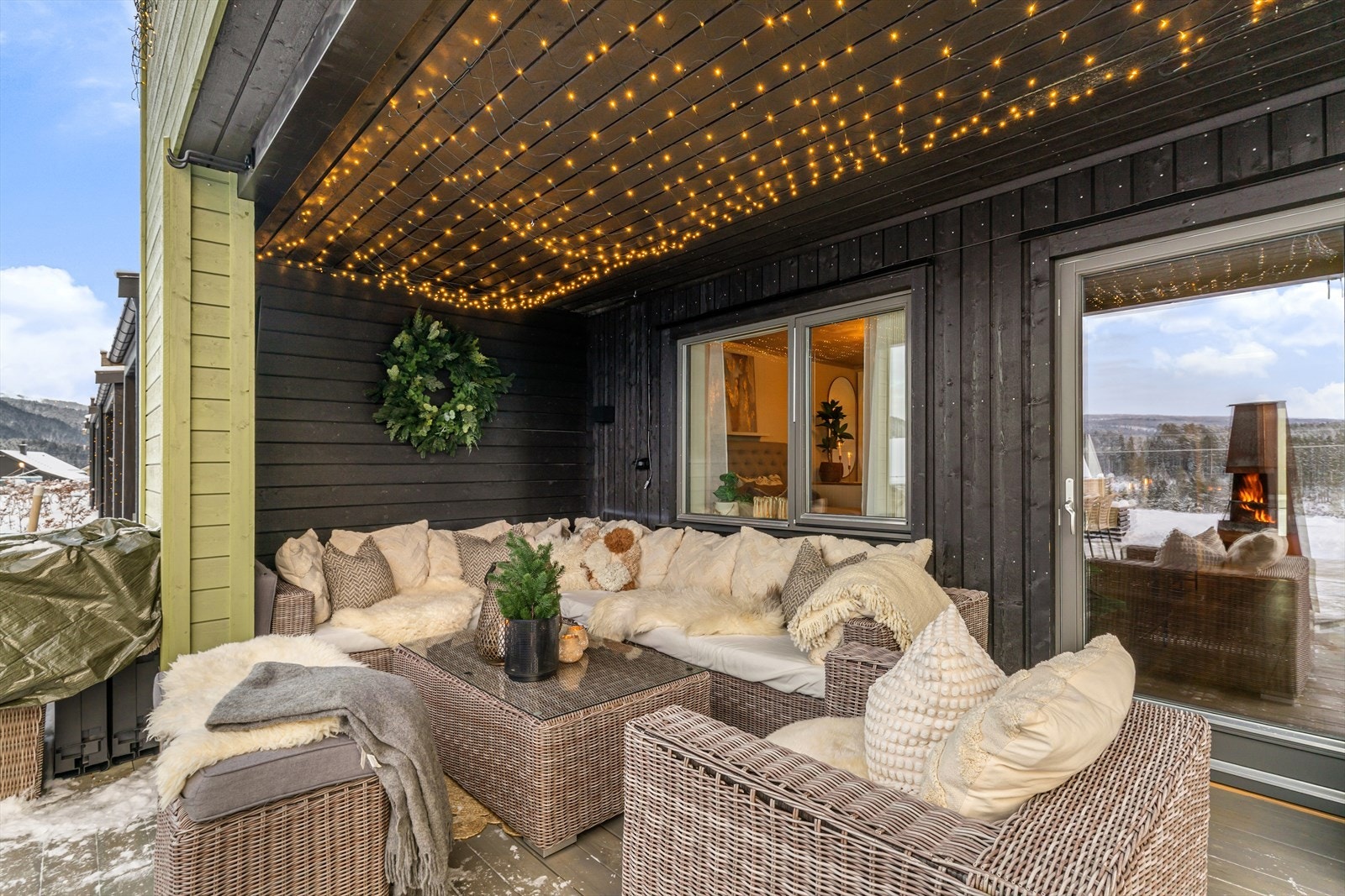 Uteplassene er romslige og mange. Her har man en betydelig utvidet markplatting med hage i front, samt en terrasse i andre etasje med flott utsikt, og en egen platting med morgensol ved inngangspartiet. Galleribilde