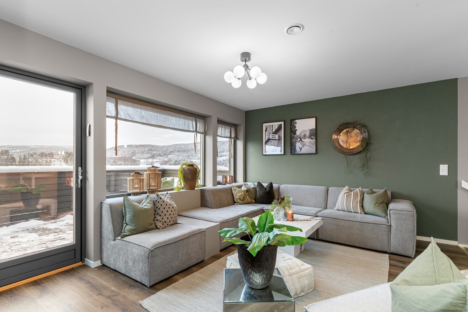 Stuen rommer plass til en raus sofagruppe, og i front av stuen har man en luftig og solrik balkong. Galleribilde