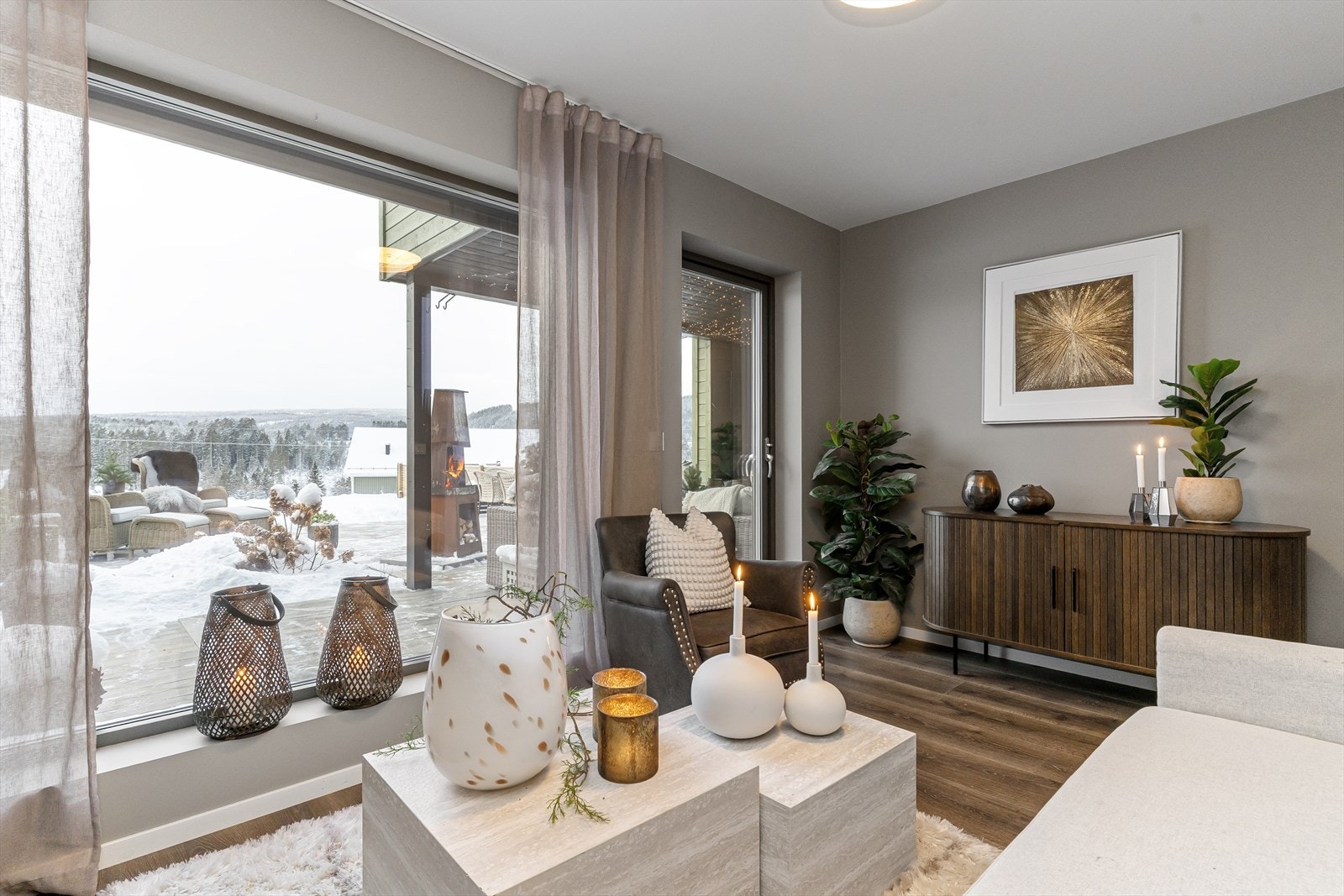 Hyggelig innredet, med utsyn gjennom store vindusflater. Galleribilde