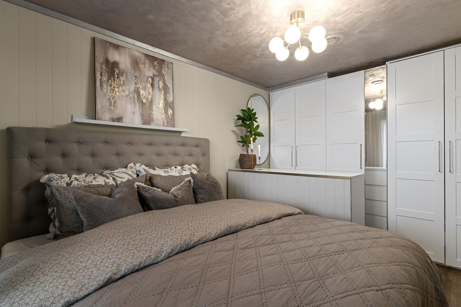 Godt utstyrt, med både plass til dobbeltseng, samt bra med garderobeplass, i vegg-til-vegg garderobeinnredning, samt en halvhøyde romdeler med kommoder mot garderobesiden. Galleribilde