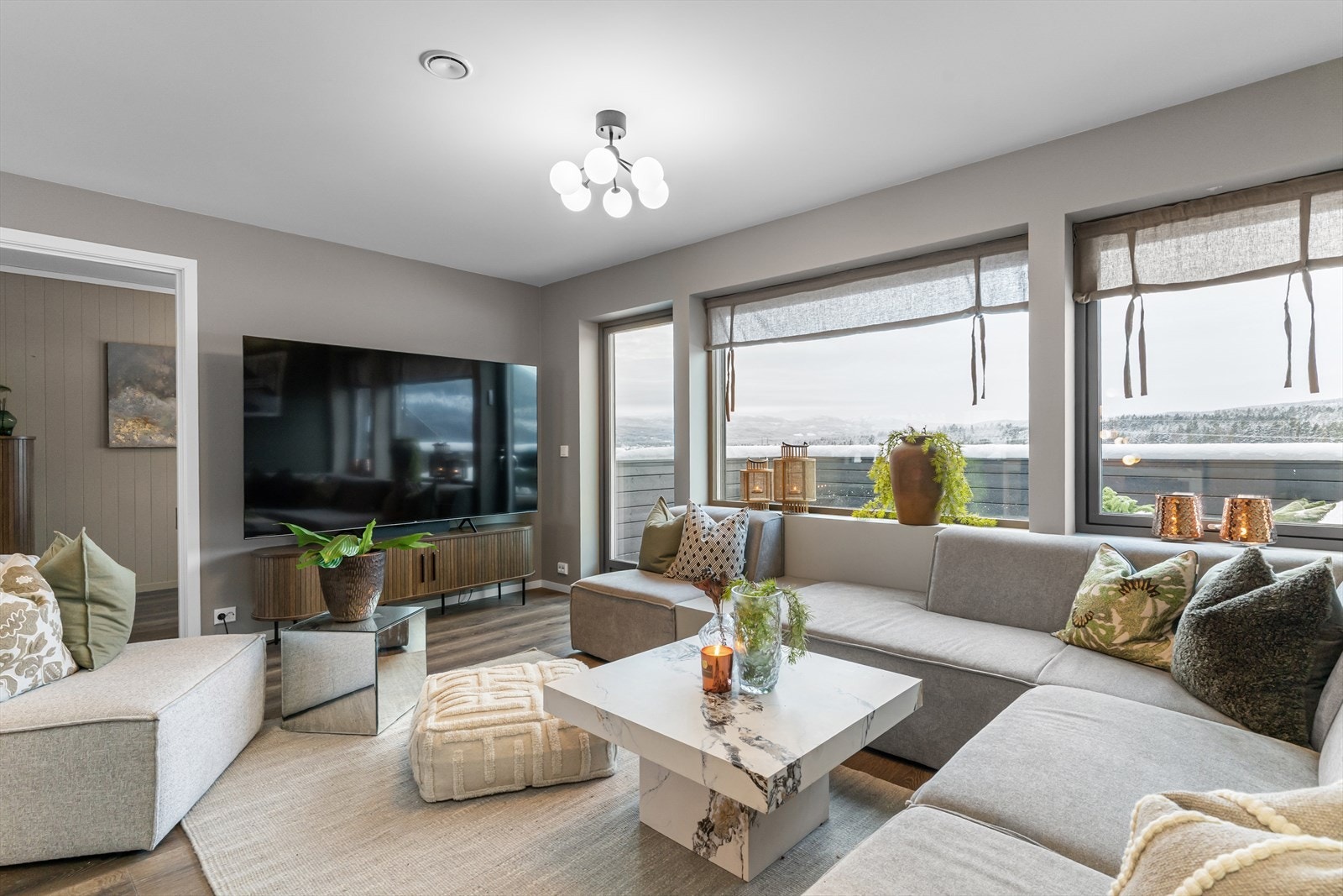 God plass til en stor TV, på vegg mot soverom/kontor. Galleribilde