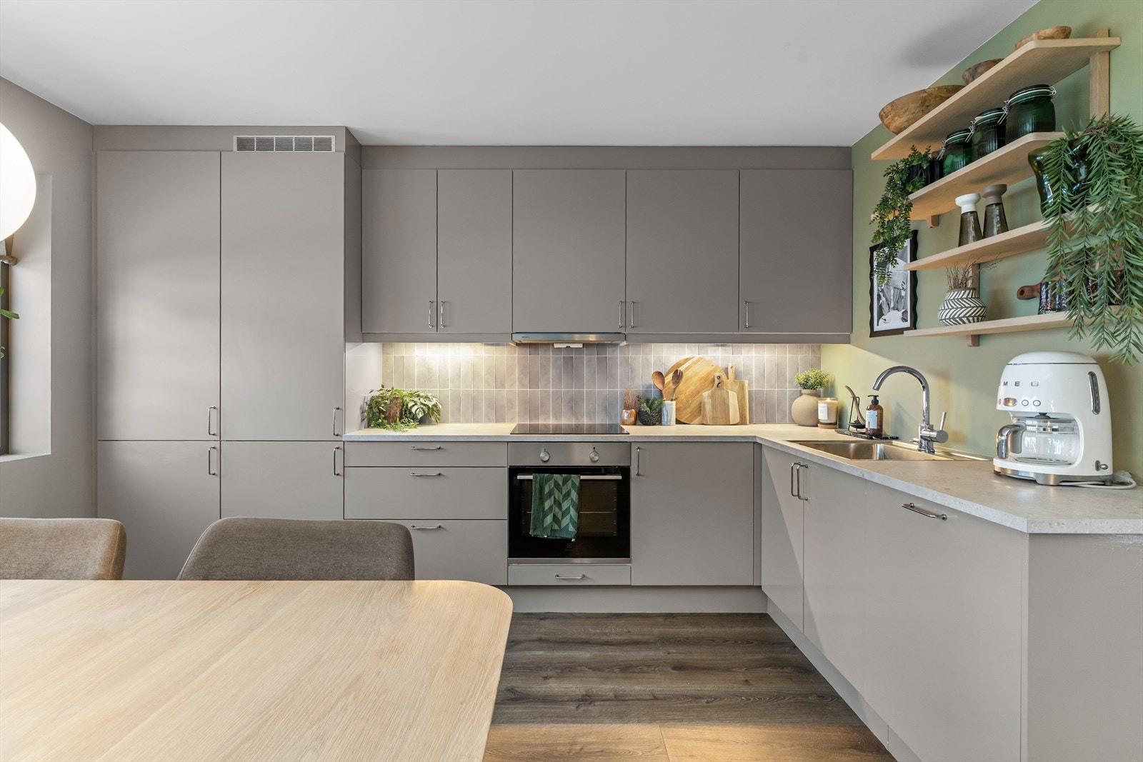 Kjøkkenet er et lekkert og tidløst Sigdal-kjøkken med integrerte hvitevarer. Galleribilde