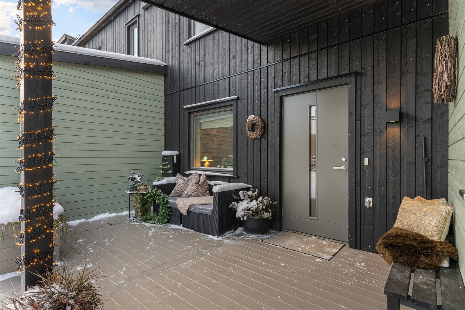 Lunt og trivelig, med plass til en hyggelig sittegruppe. Her kommer morgensola fint til, ypperlig for en kaffekopp. Galleribilde