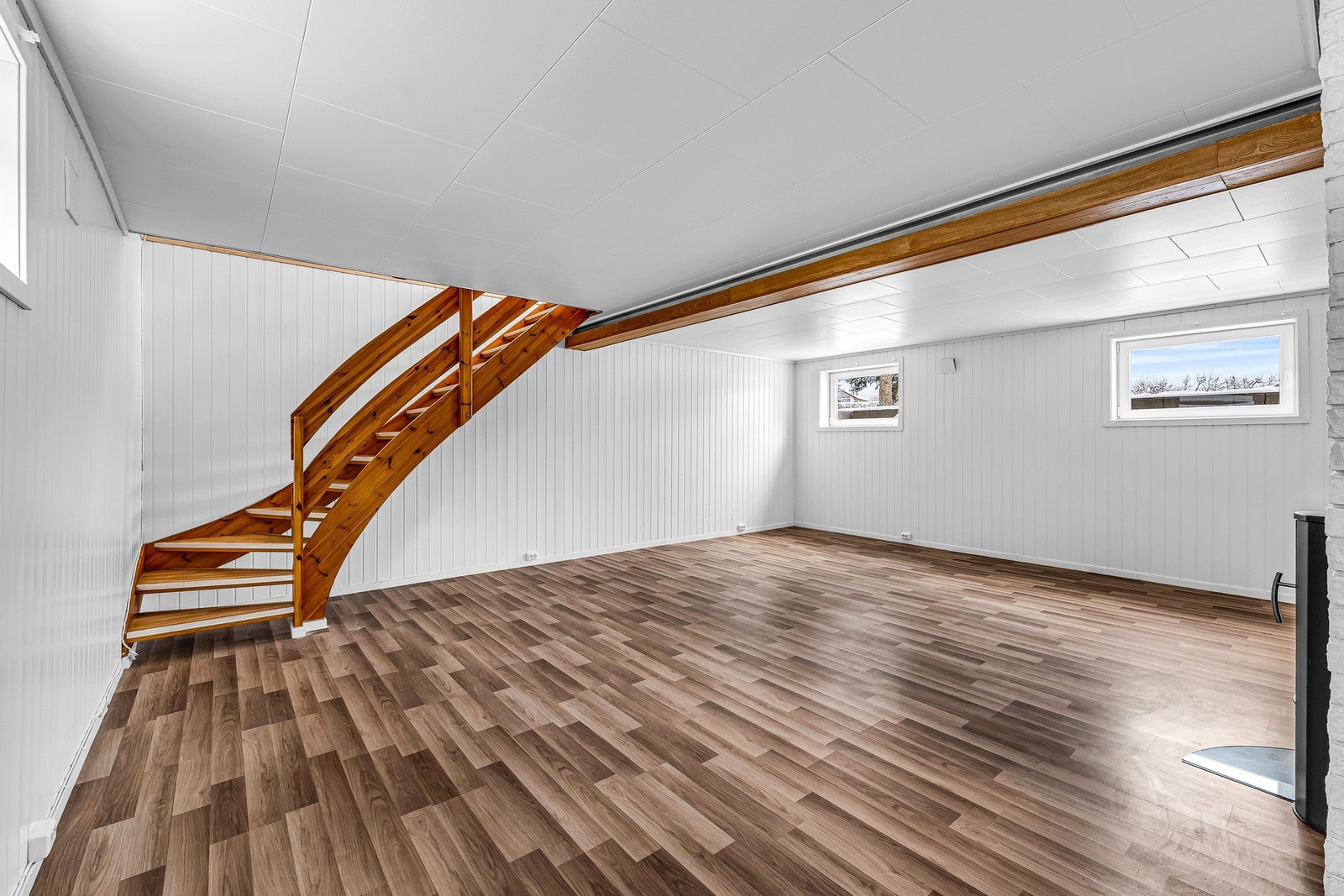 Trapp opp til stuen i 1.etasje fra kjellerstuen Galleribilde