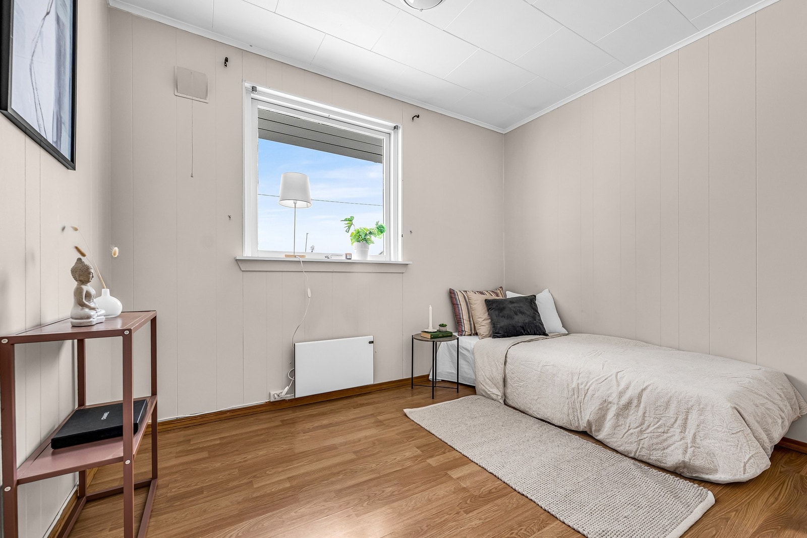 Soverom nr 1 er i lune farger og med plass for dobbeltseng Galleribilde