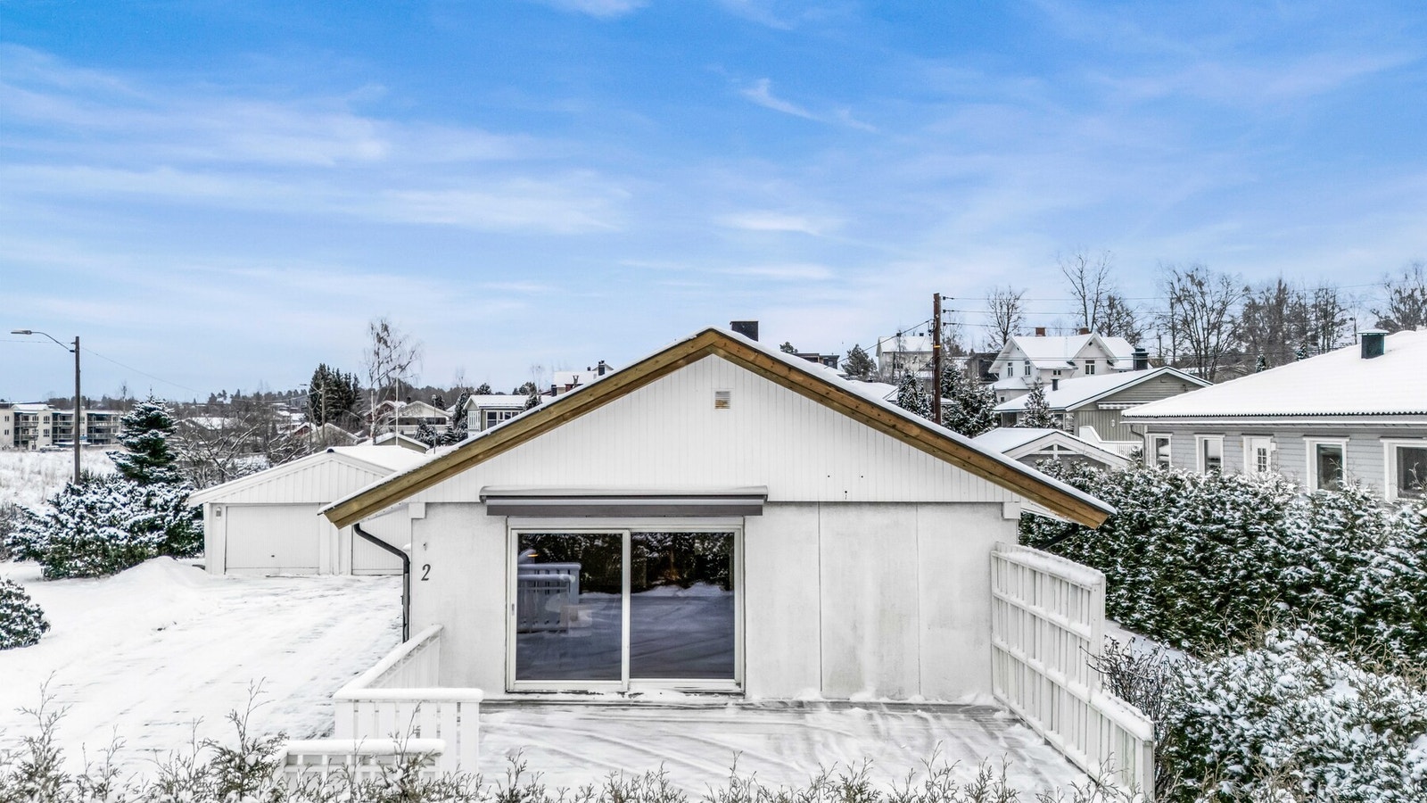 Terrassen er på 56kvm og har mulighet for flere gode soner som lounge, spisegruppe, grill mm. Galleribilde