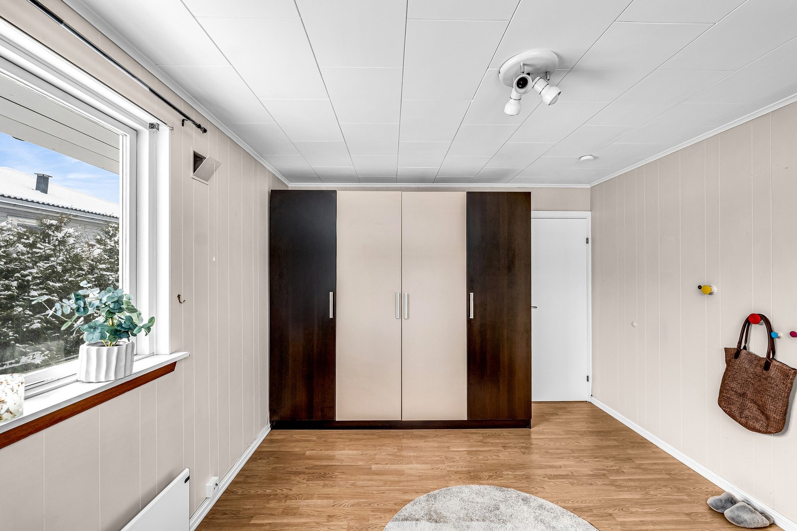 Soverommet har også eget garderobeskap Galleribilde