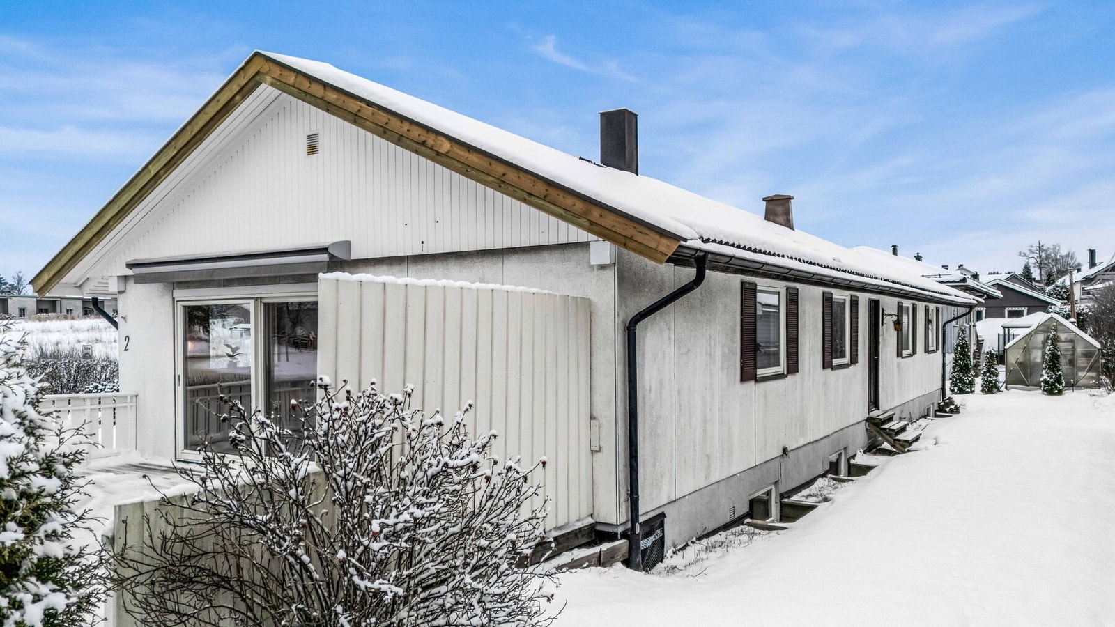 På baksiden av boligen er det også hageparti med flere muligheter Galleribilde