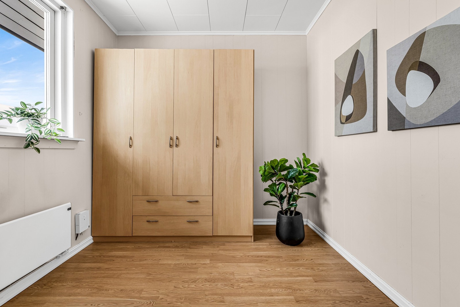 Større garderobe tilgjengelig på soverommet Galleribilde