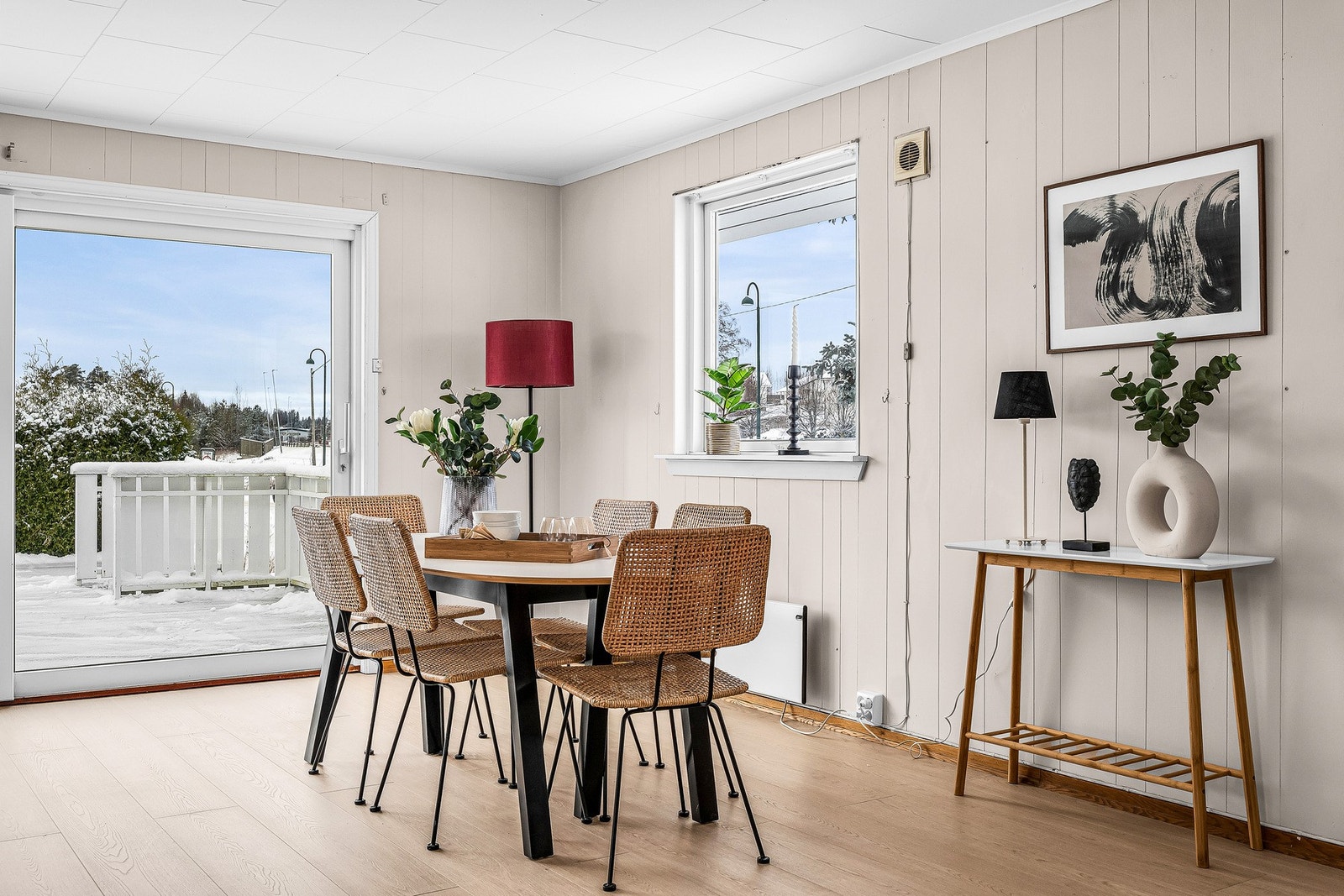 Stuen har flere gode vindusflater og rikelig med naturlig lys Galleribilde