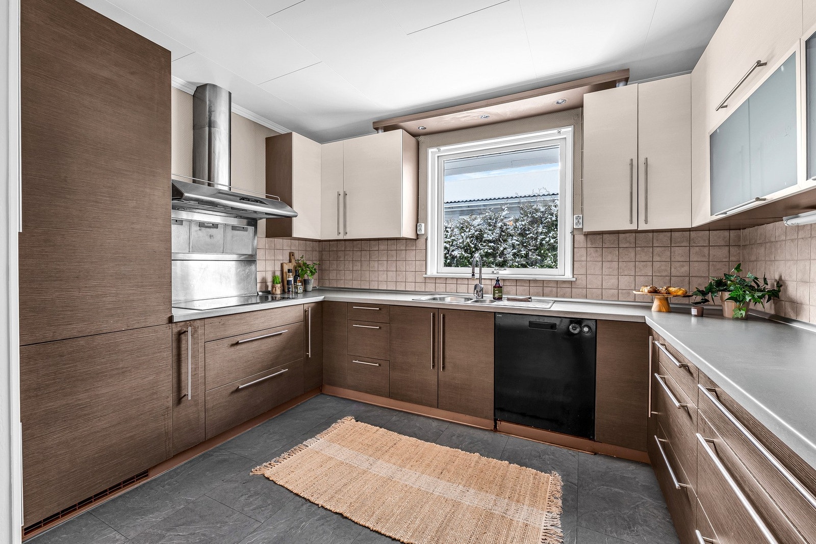 Det er integrerte hvitevarer på kjøkkenet Galleribilde