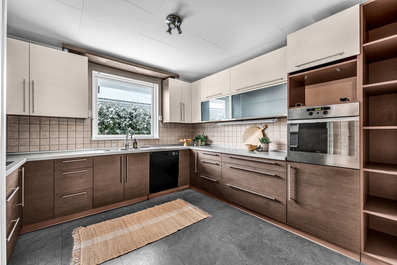 Kjøkkenet har rikelig med skap - og benkeplass Galleribilde