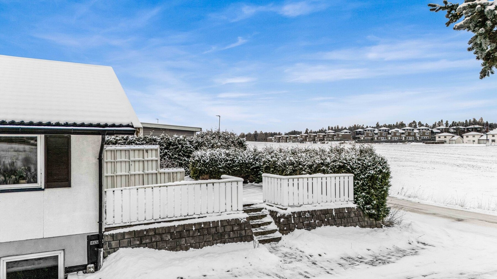 Koselig utvendig terrasse med tilgang fra tomten Galleribilde