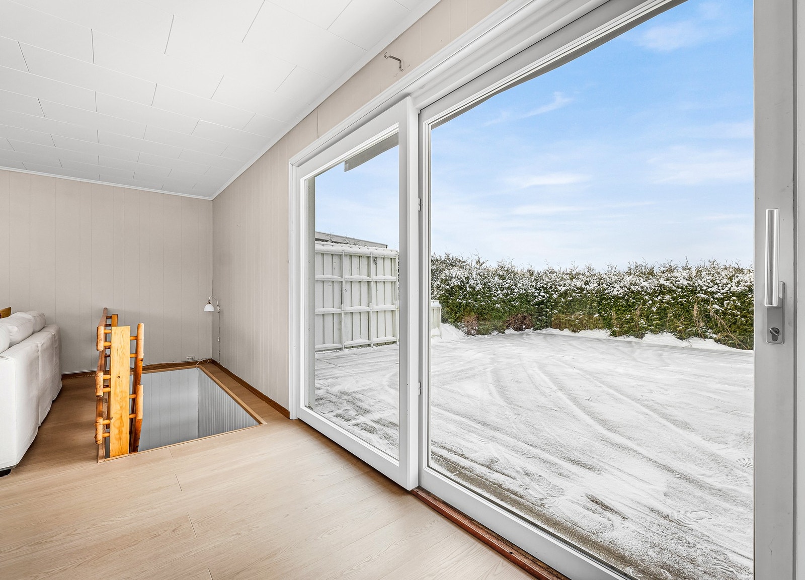 Fra stuen har man utgang til solrik terrasse Galleribilde