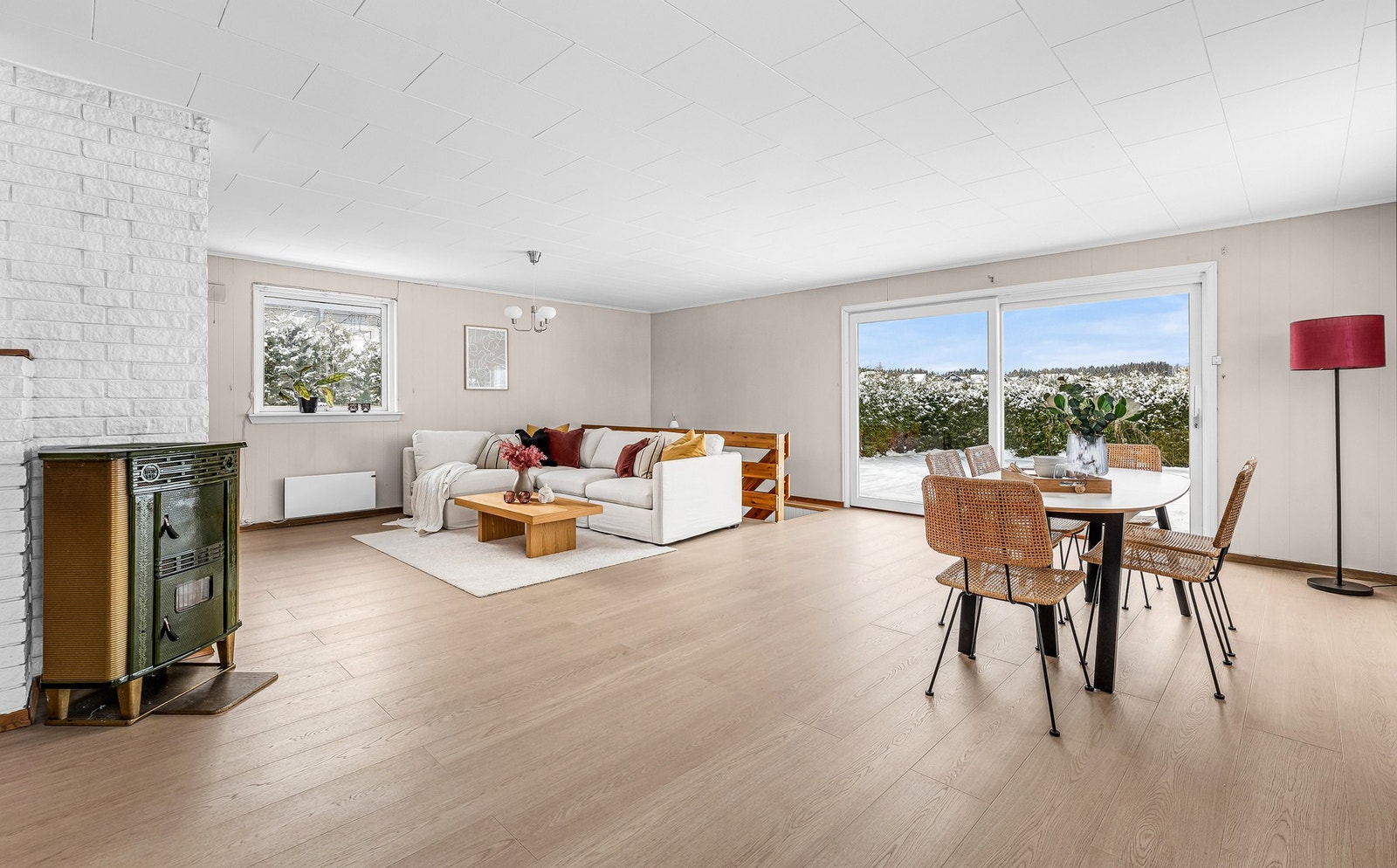 Stuen er meget romslig og med rikelig naturlig lys. God plass for en større tv-krok og en spiseplass Galleribilde