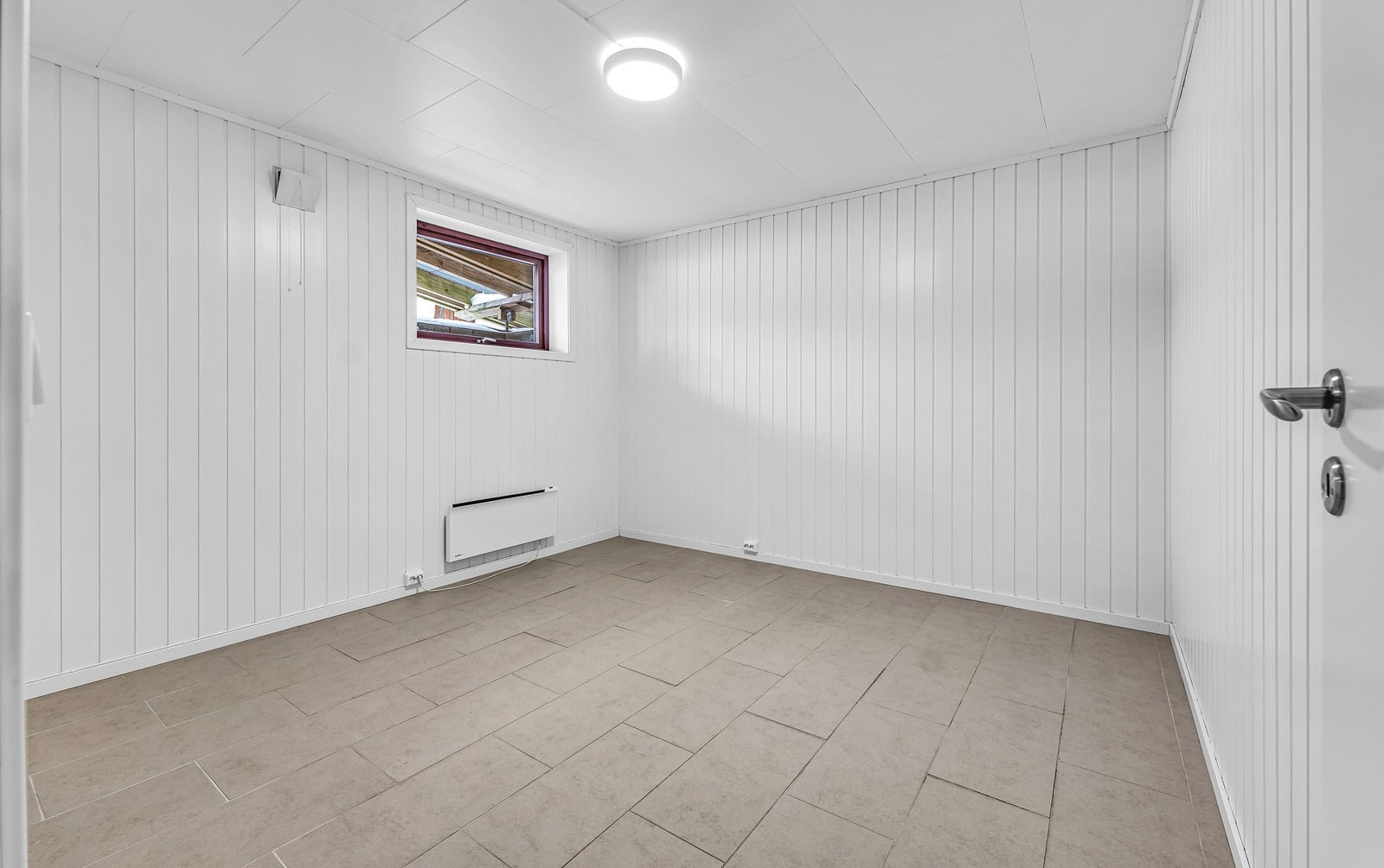 Soverom nr 6 er i lyse farger og med gode innredningsmuligheter for dobbeltseng og garderobeskap Galleribilde