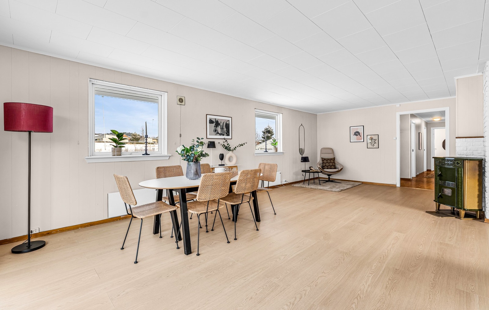 I stuen har man også god plass for en større spisegruppe med lett tilgang til kjøkkenet Galleribilde