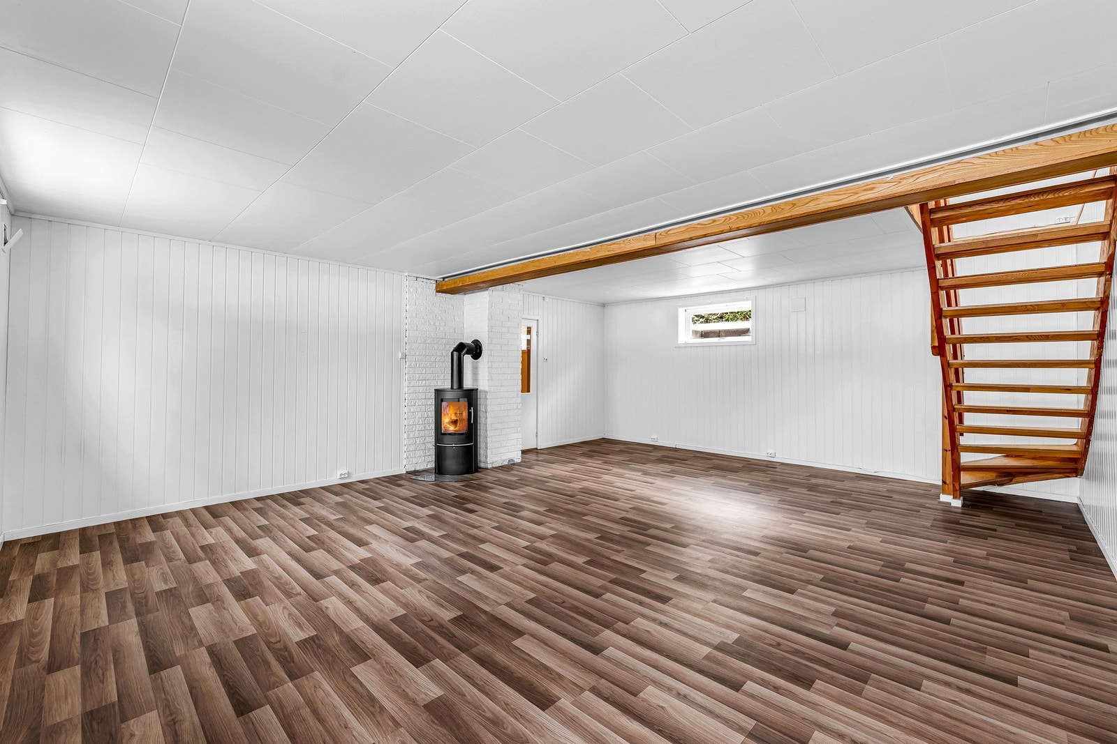 Kjellerstuen har egen vedovn for ekstra varme og hygge Galleribilde