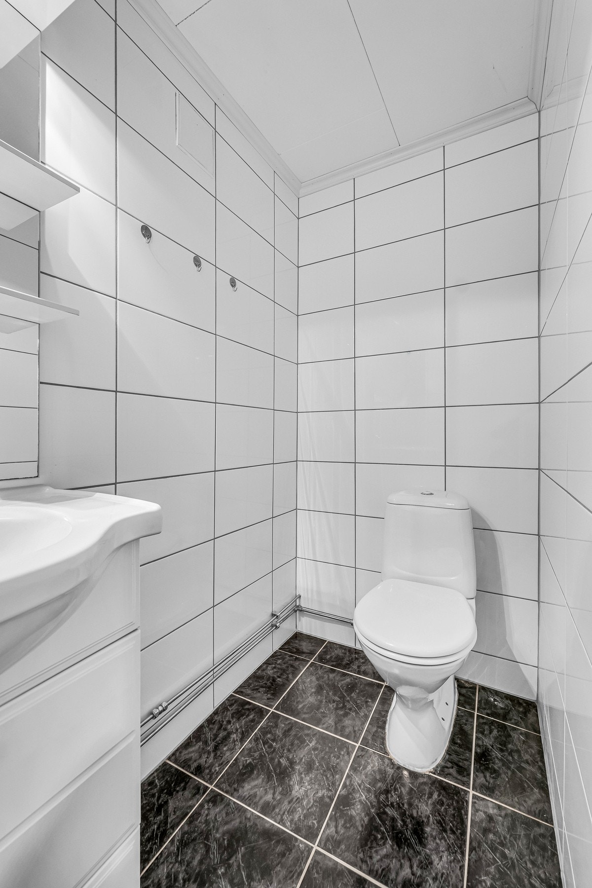 Toalettrom i kjelleren. Varmekabler i gulvet. Galleribilde