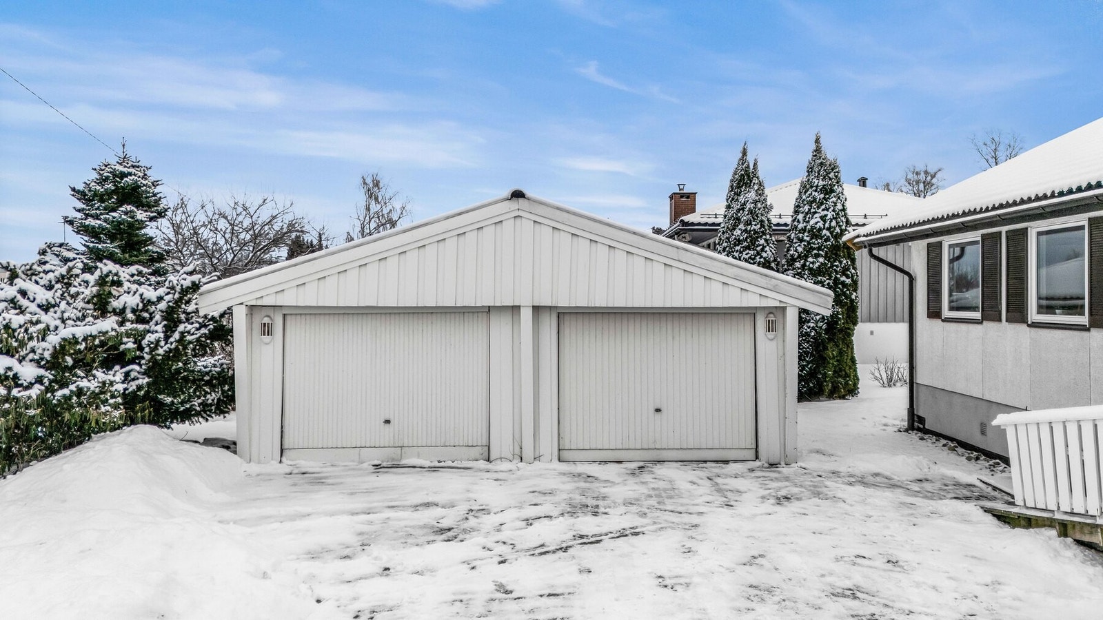 Dobbeltgarasje og med stor innkjørsel med flere biloppstillingsplasser Galleribilde