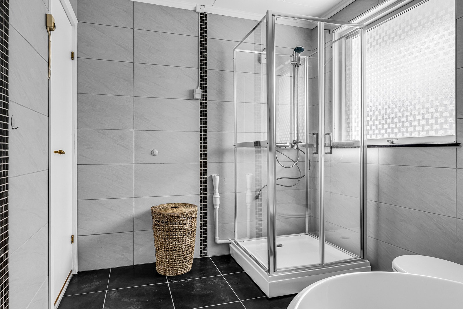 Dusjkabinett innerst i det romslige baderommet Galleribilde