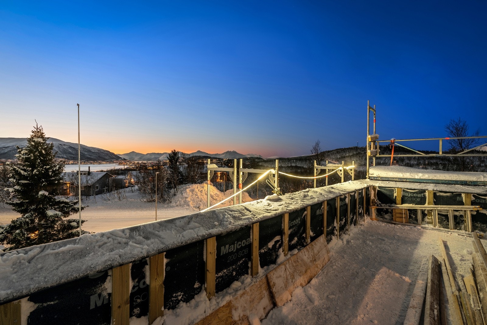 ..og fantastisk utsikt mot Tromsøya, Tromsøysundet, fastlandssiden og majestetiske fjelltopper!