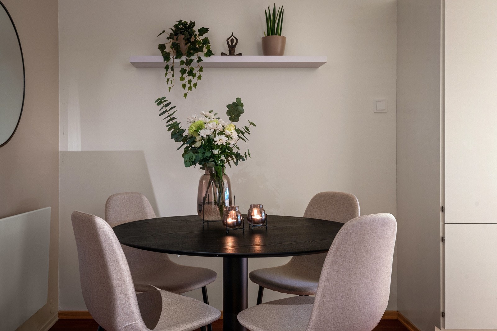 Spisebordet finner sin naturlige plass ved kjøkkenet.