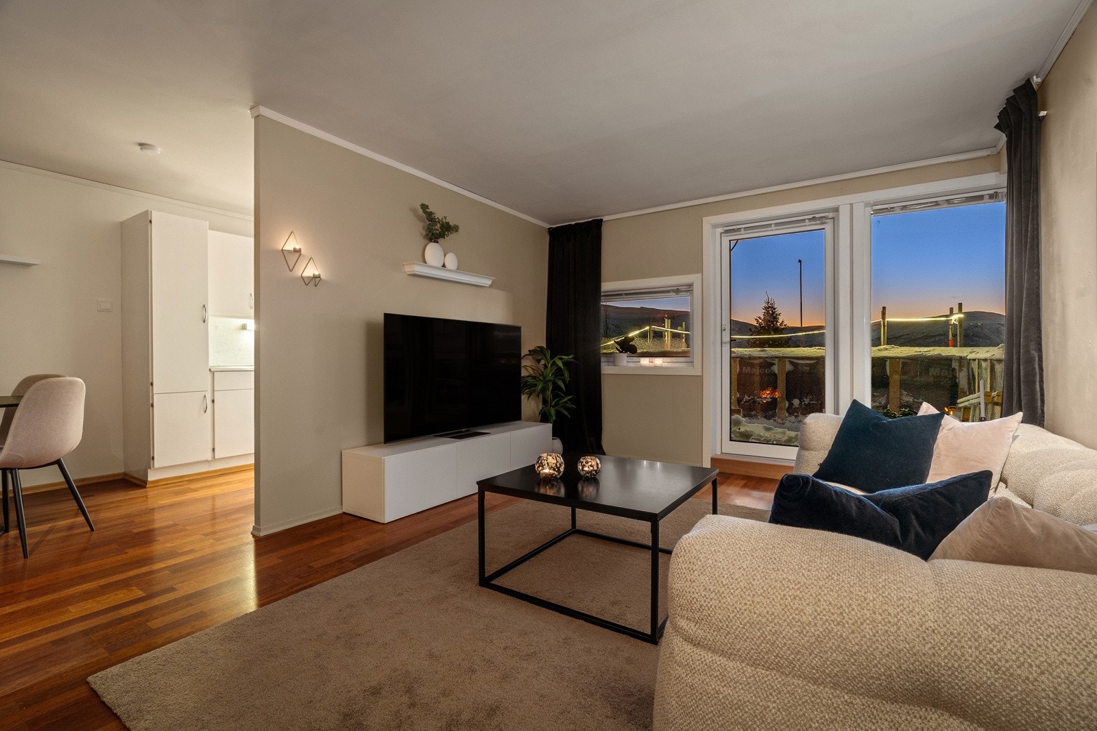 Stuen er av fin størrelse med naturlige soner for å møblere med sofa, tv og tilhørende bord.